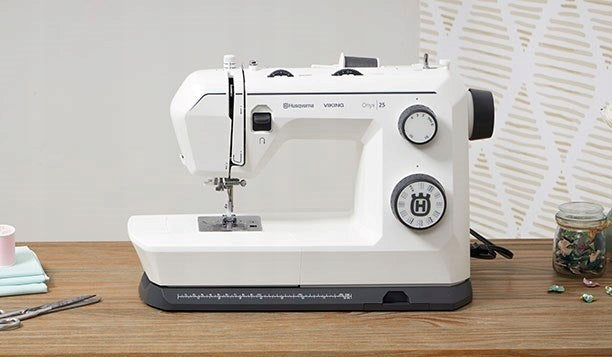 Home sewing machine mechanical strong Husqvarna Onyx 25 32 stitches Manufacturer code 7393033133955