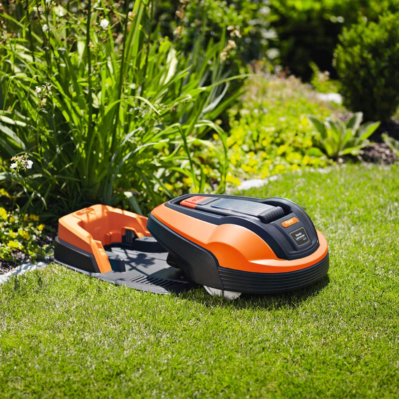 Husqvarna Flymo - Automatic robotic lawn mower Mowing width 17 cm