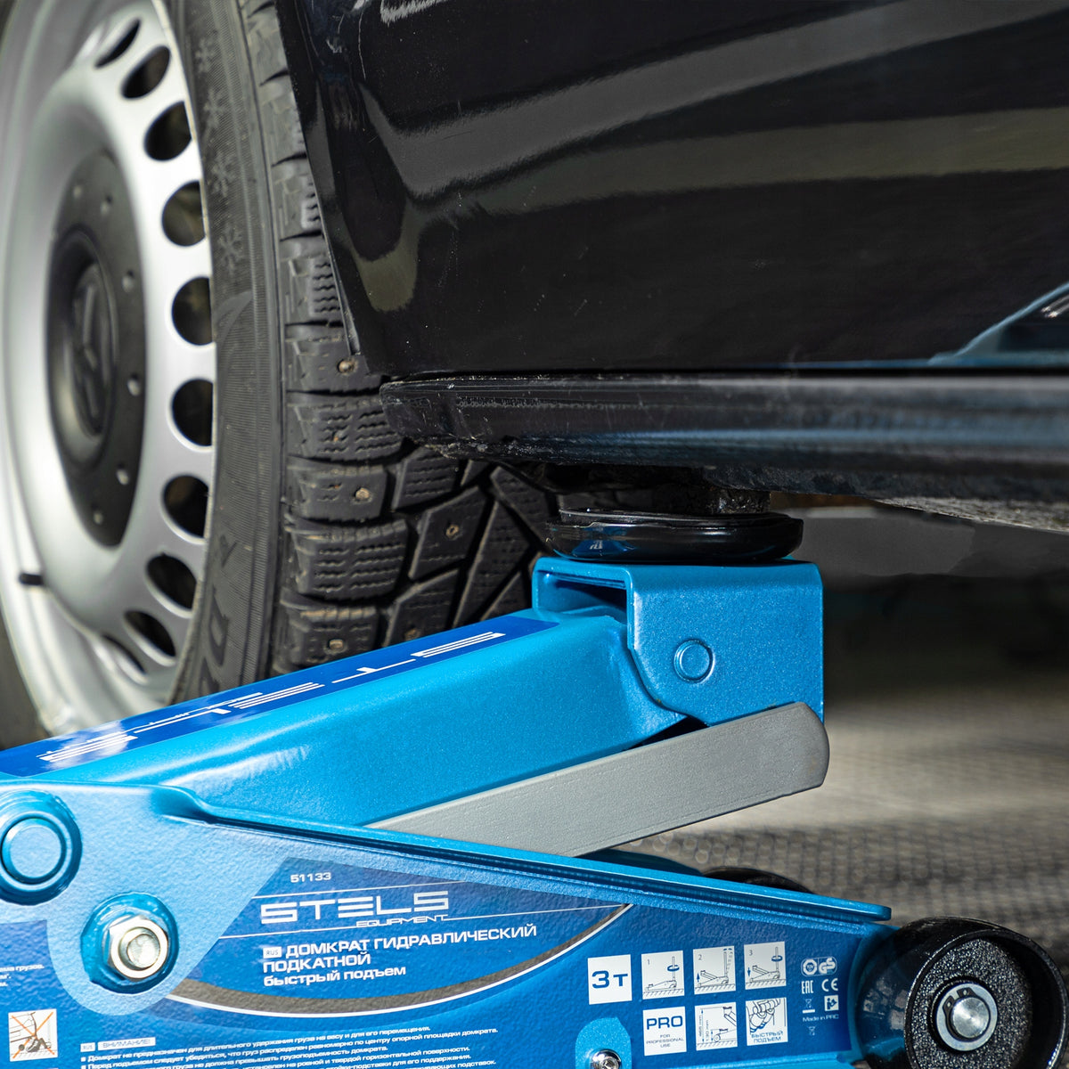 Hydraulic lift on wheels, Car jack, 3 tons - Stels Minimum lifting height 100 mm