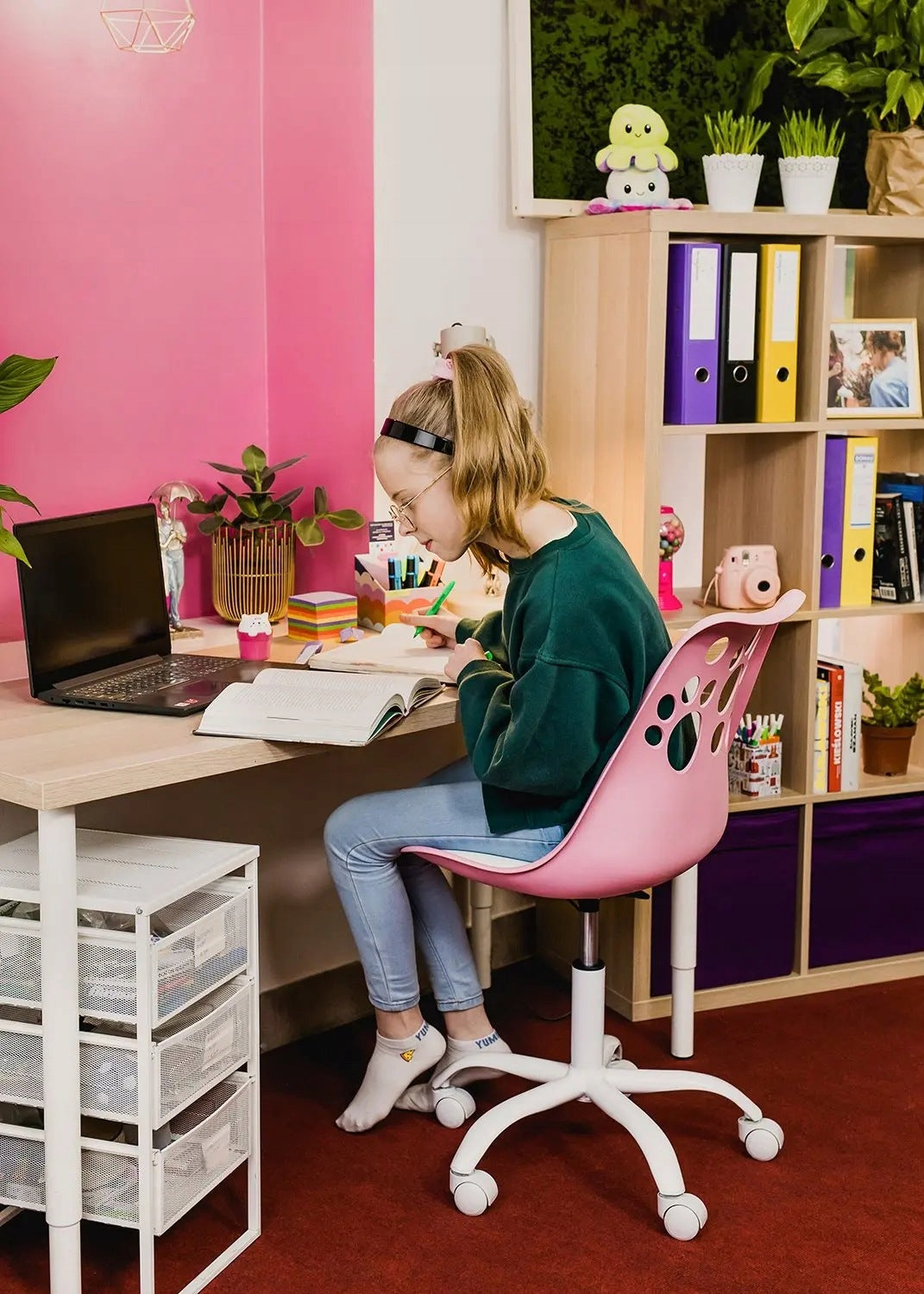 JOY 2 chair, pink seat, Jumi white cushion Brand no brand