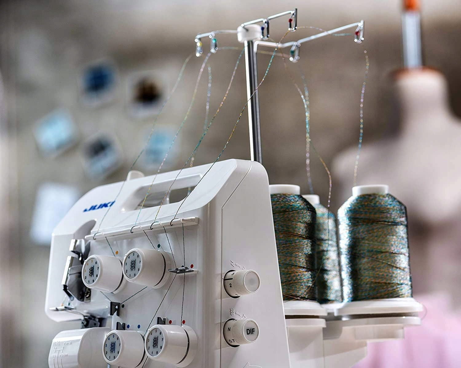 JUKI MO-654DE 4-thread overlock with gripper threader and mere Number of stitches 7