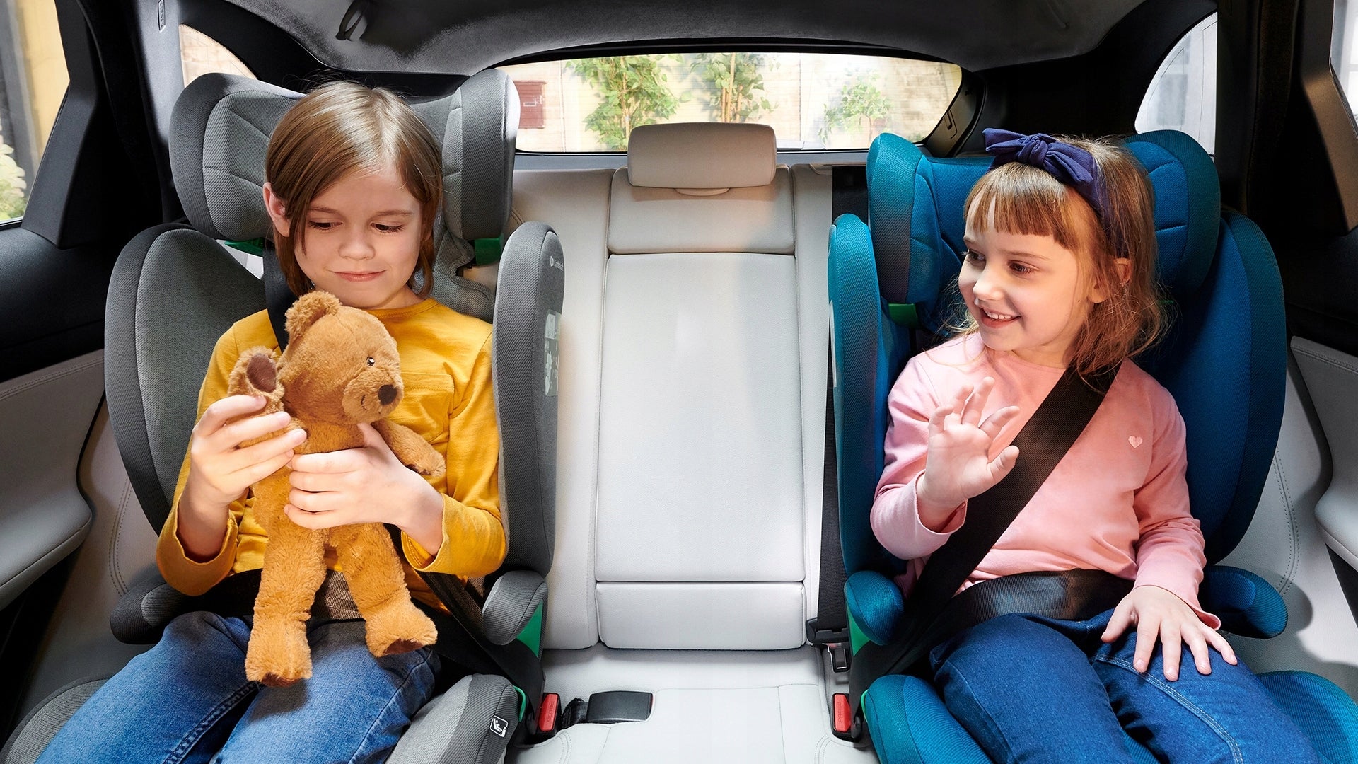 Kinderkraft Autositz Junior Fix 2 i-Size 15-36 kg Isofix, Graphitschwarz