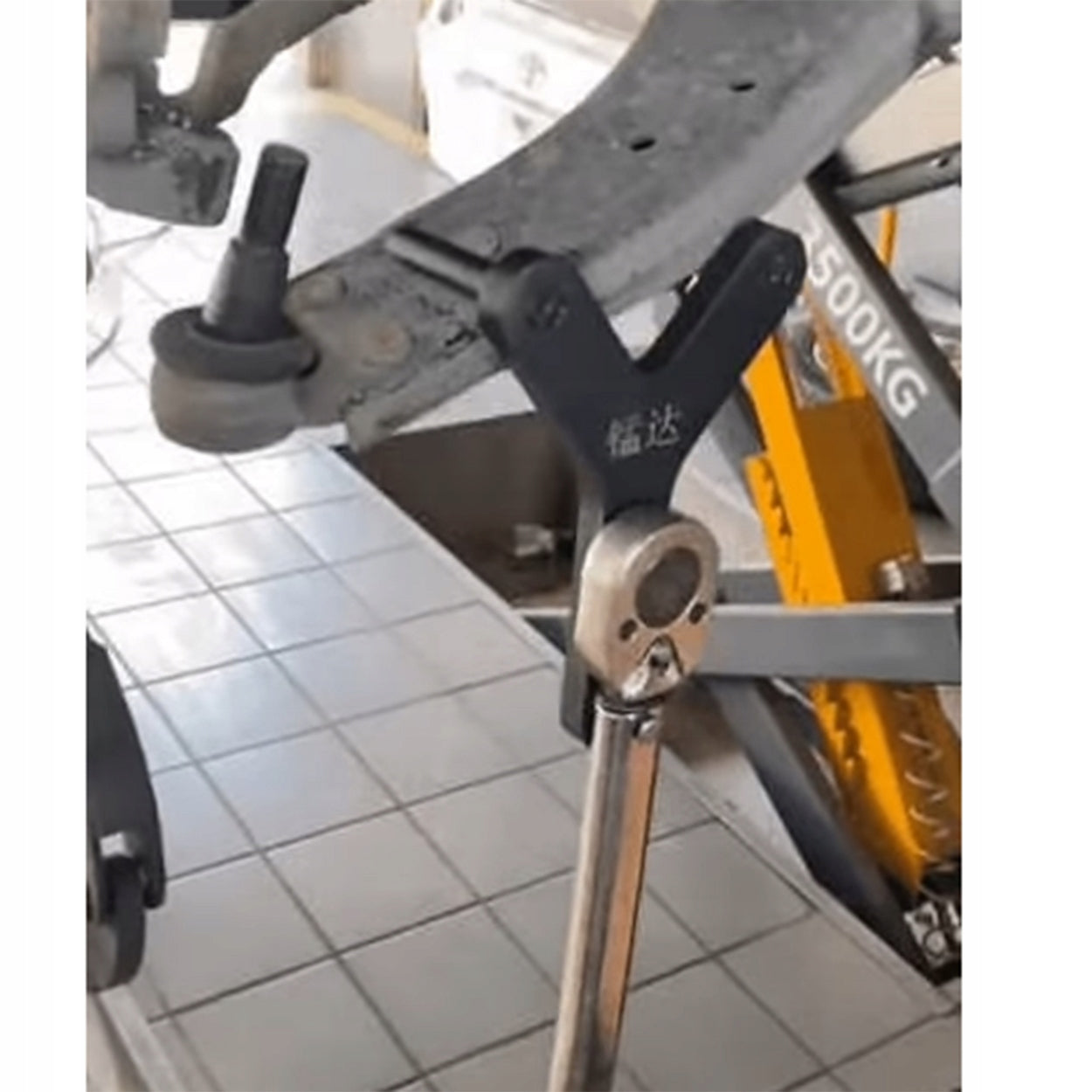 Key holder 13 for prying the lower control arm 3500 N Brand no brand