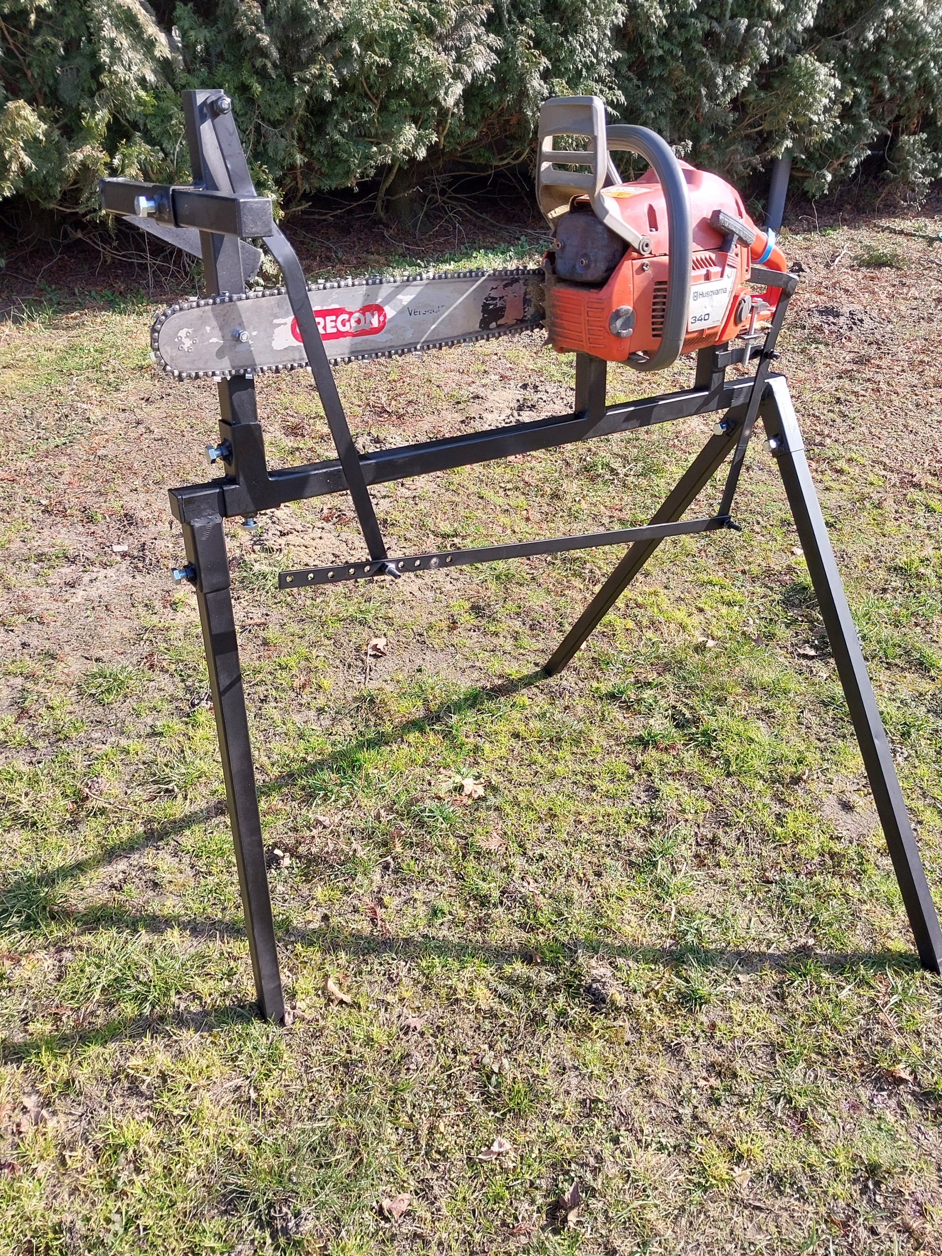 Kiwi stand for self-cutting wood with a chainsaw Brand no brand