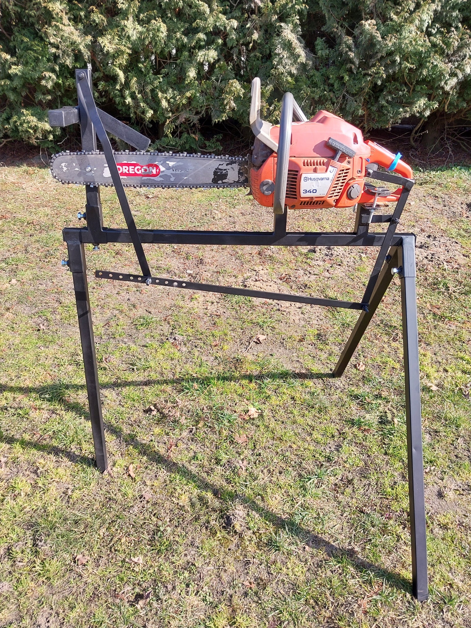Kiwi stand for self-cutting wood with a chainsaw Power supply combustion