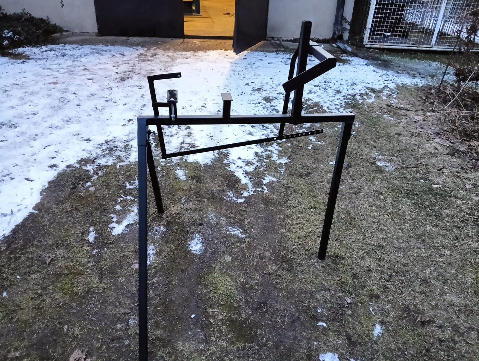 Kiwi stand for self-cutting wood with a chainsaw Series Stojak do cięcia drewna