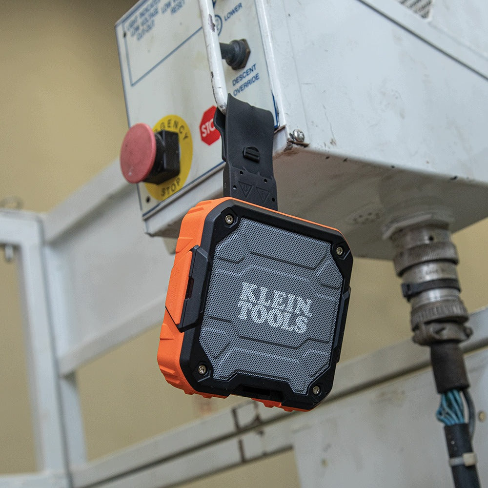 Klein Tools AEPJS2 újratölthető Bluetooth hangszóró mágneses rögzítőpánttal Manufacturer code AEPJS2