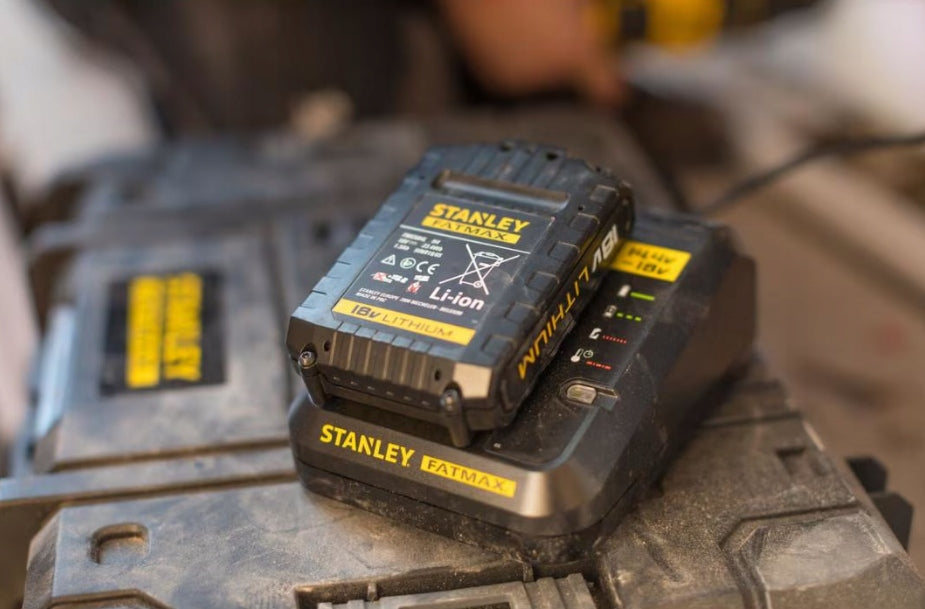 Stanley Fatmax akumuliatorių įkroviklis