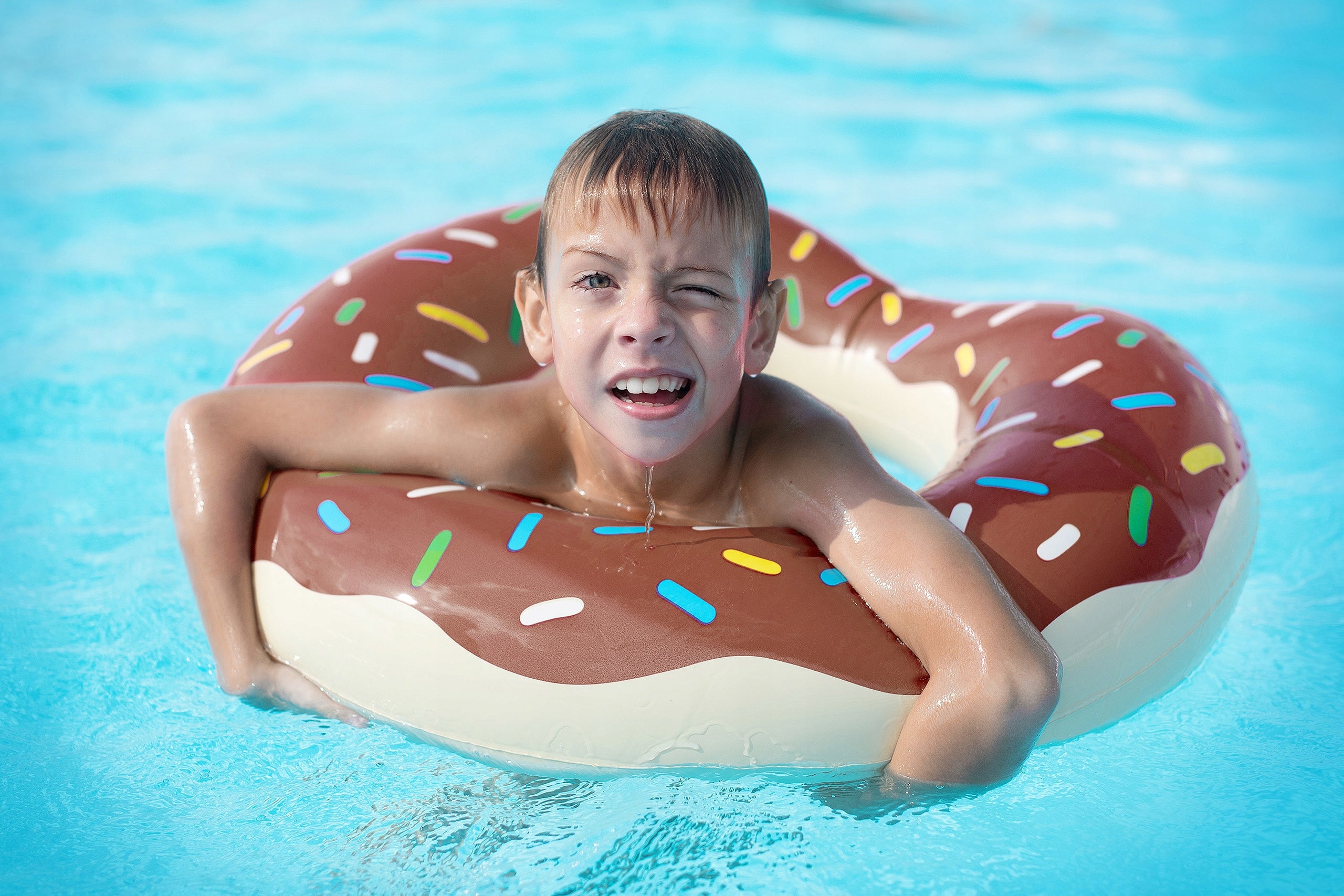 LARGE DONUT INFLATABLE SWIMMING WHEEL COLORFUL MATTRESS OVER THE RIVER WATER Packaging status original