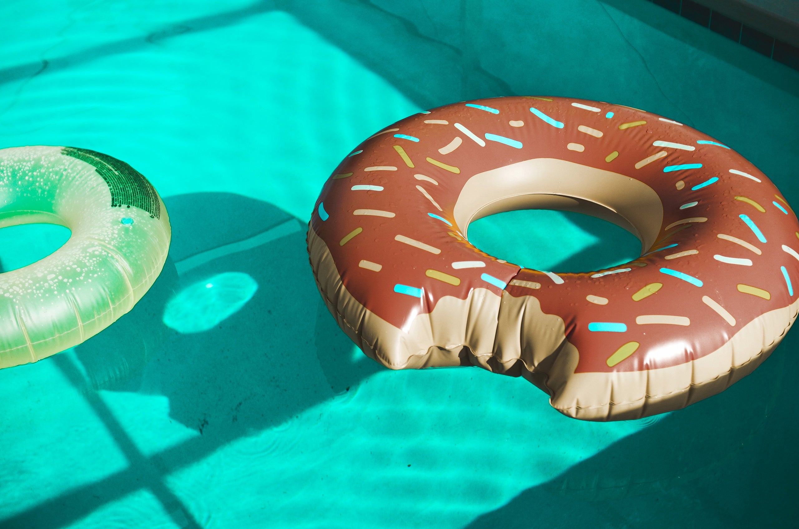 LARGE DONUT INFLATABLE SWIMMING WHEEL COLORFUL MATTRESS OVER THE RIVER WATER Product width 90 cm