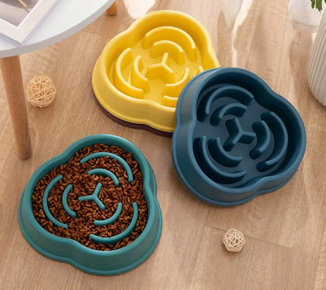 LARGE FOOD SLOWING BOWL WITH PET DOG CAT COMPARTMENTS Material made from a synthetic material