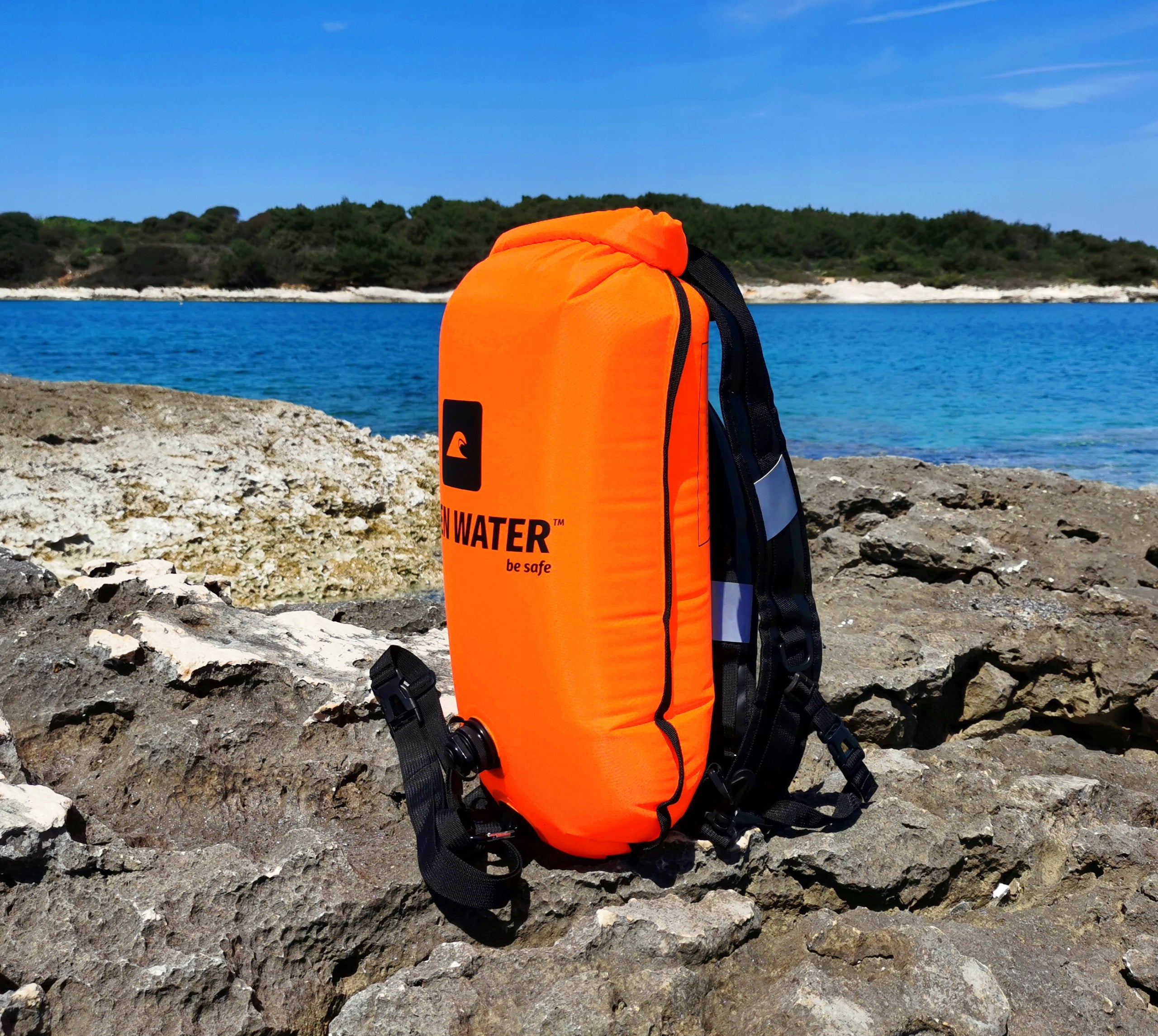 LARGE SAFETY BUOY FOR SWIMMING BUOY XL + BACKPACK 3in1 Manufacturer code Dmuchana boja asekuracyjna OpenWater Backpack