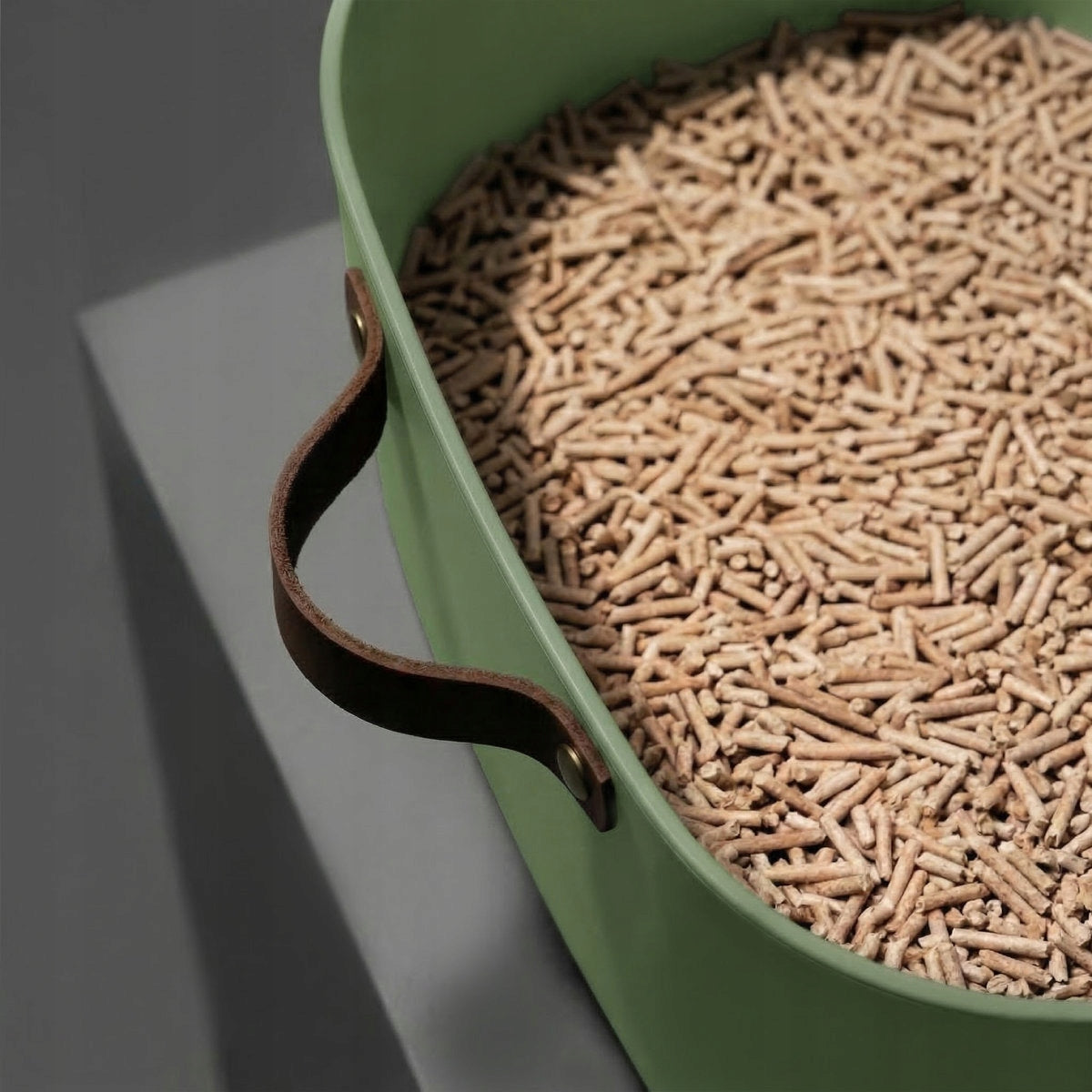 Large litter box open for cat CORNER CARINIO with spatula handle stable eco+ Trade name Kuweta otwarta Carinio Corner ze skórzaną rączką i łopatką w kolorze green
