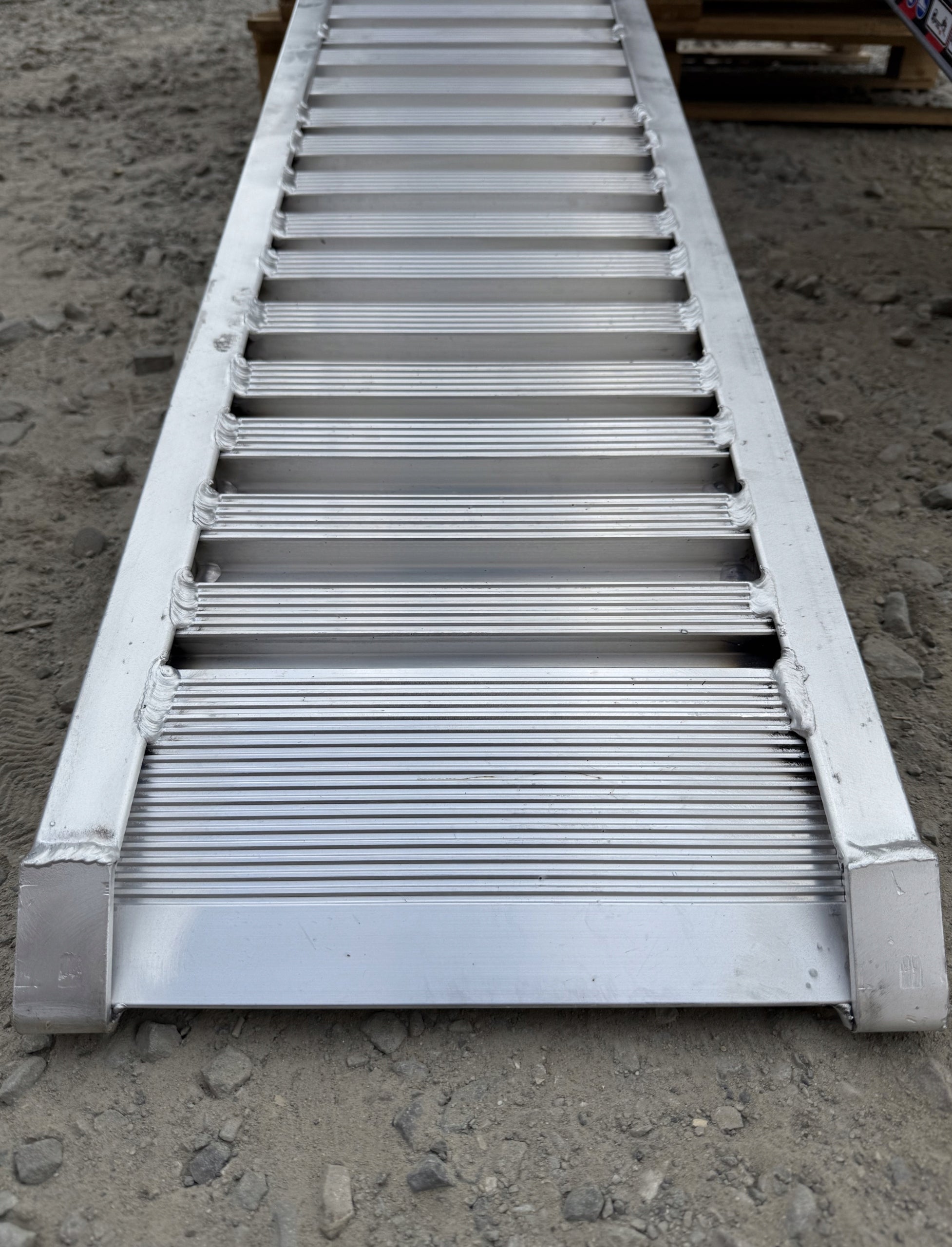 Loading ramps Aluminium ramps LENGTH 150cm LIFTING CAPACITY up to 2850kg Manufacturer code 50X15NB