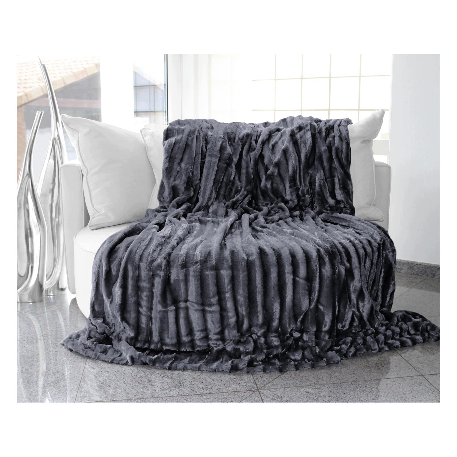 Luxurious faux fur blanket 150x200 cm - warm and soft - anthracite
