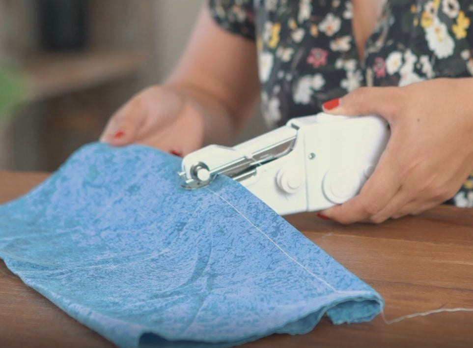 MINI HAND SEWING MACHINE BATTERY OPERATED ELECTRIC PORTABLE BATTERY OPERATED Packaging status original