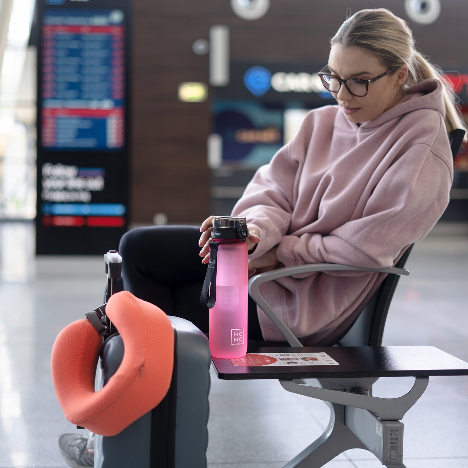 MOMO WAY water bottle pink 1L water bottle with measuring cup and fruit refill Model Bidon na wodę butelka z miarką tritan bpa free