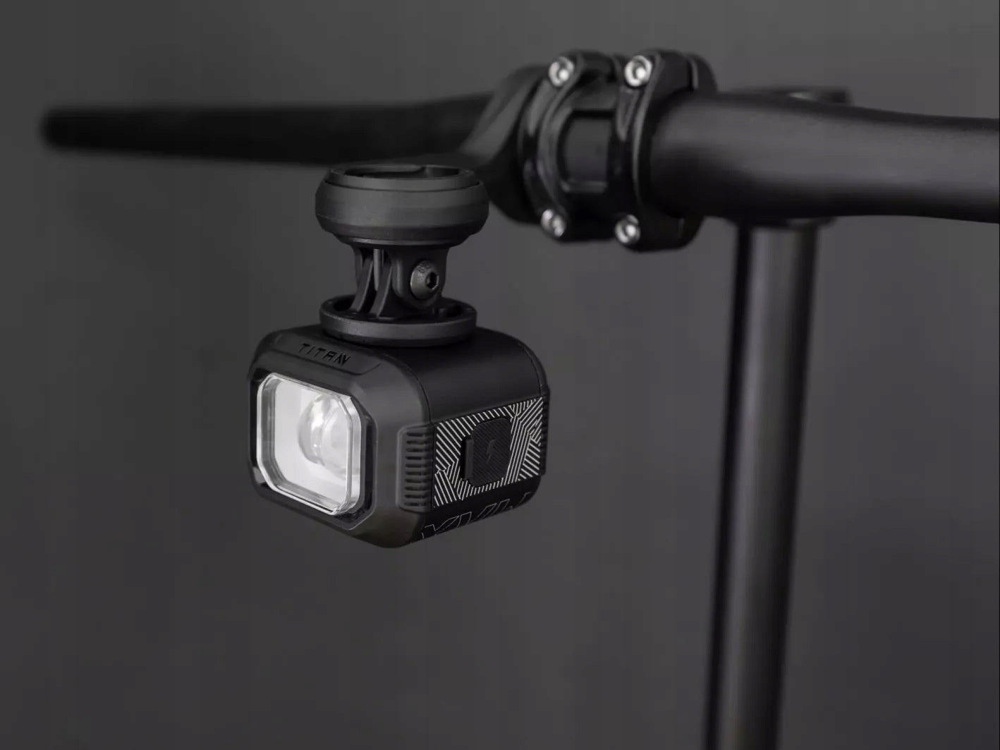 Moon TITAN Max Army Green, front bike light, 1700 lm Manufacturer code 4897029988084