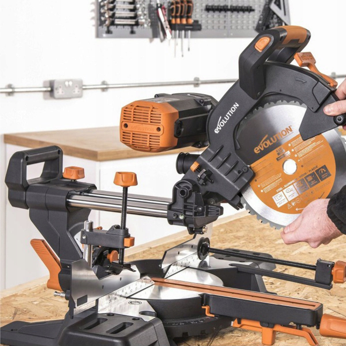 Multi-purpose miter saw with guides EVOLUTION R210SMS PLUS 210mm Manufacturer code 048-0003A