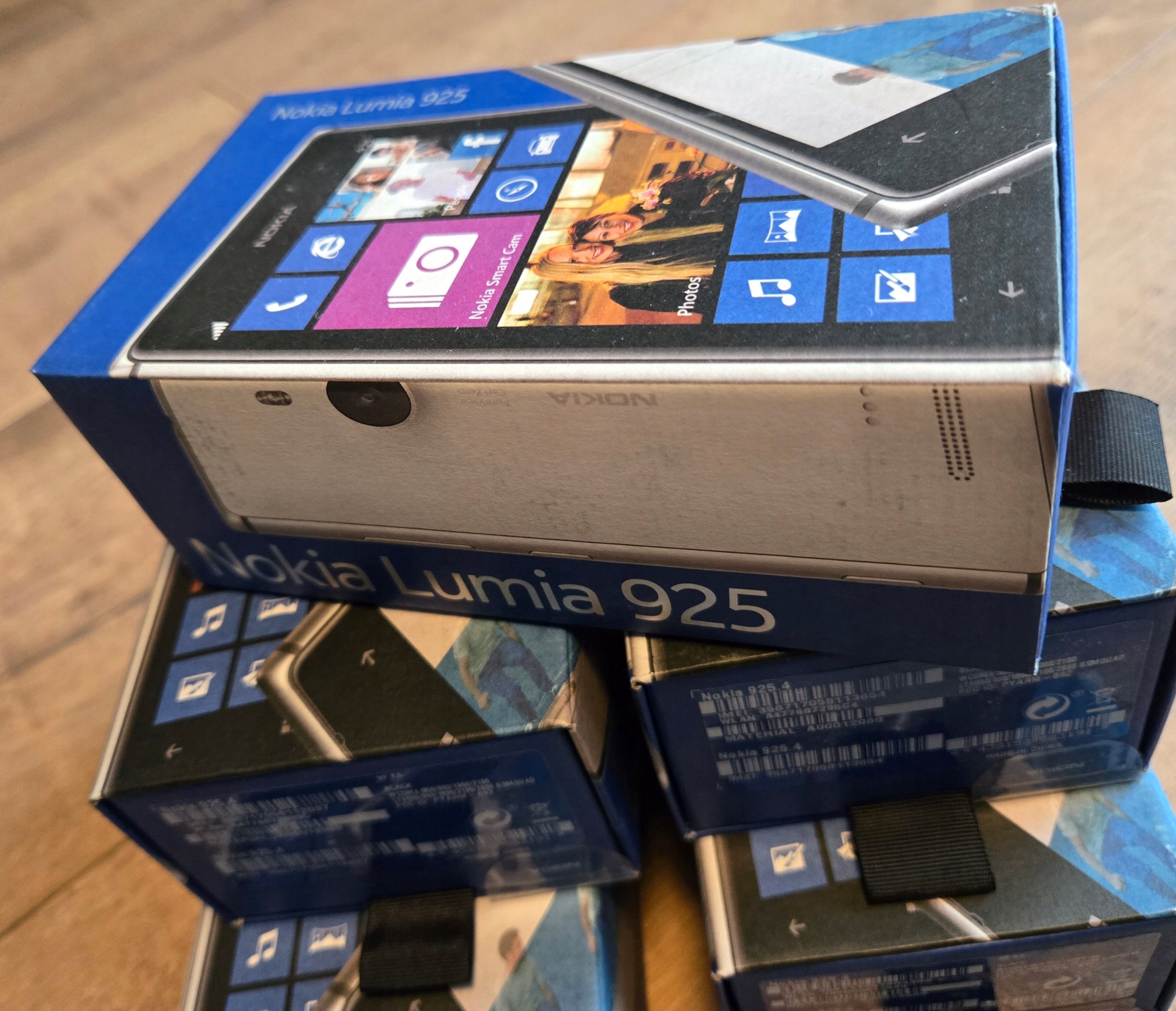 Nokia Lumia 925 32GB Black NEW! Seal! UNIQUE! OPPORTUNITY! Sim Lock ! Charger included yes