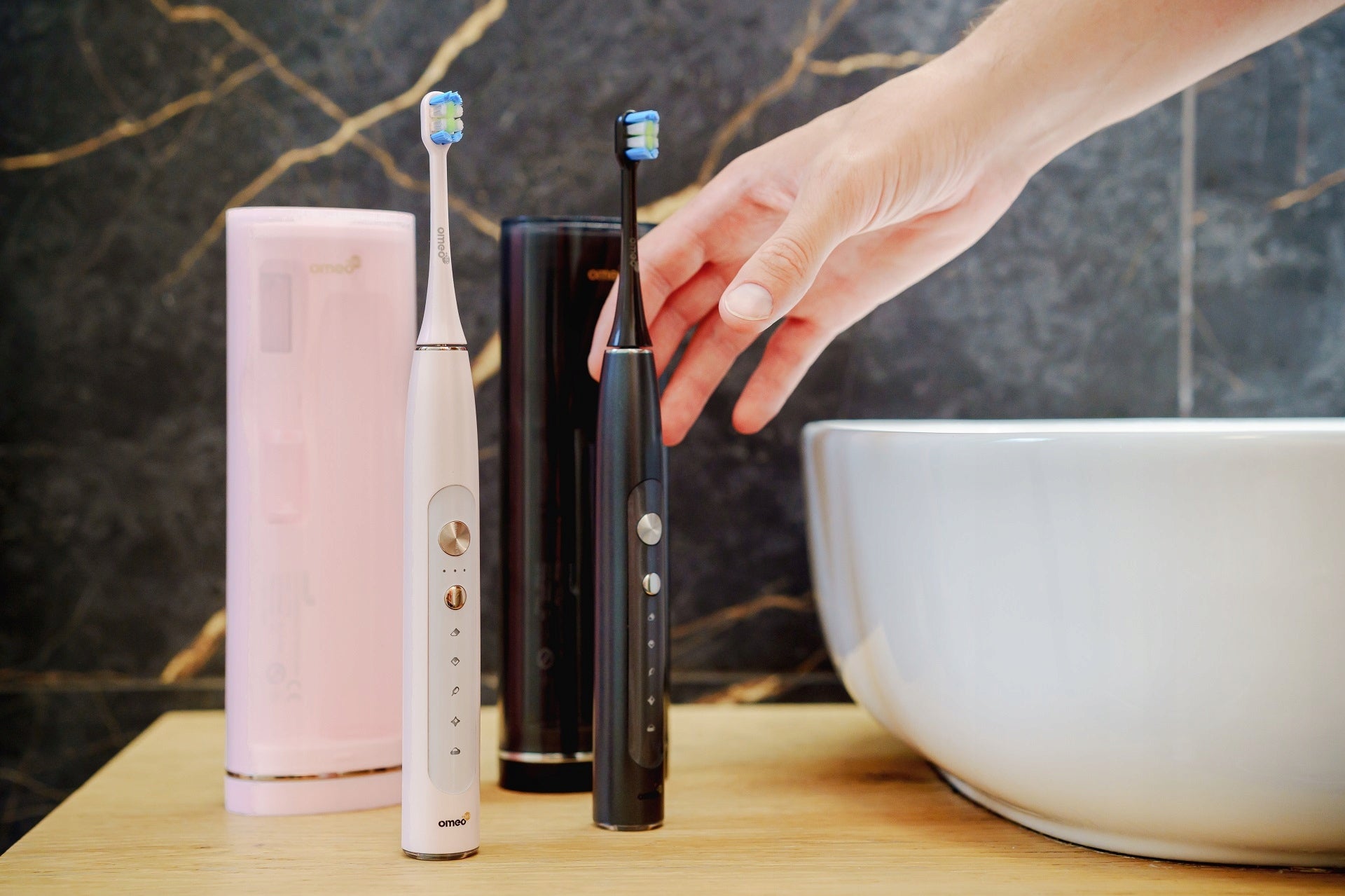 Omeo UV Sanitizer Sonic Toothbrush Batteries included yes