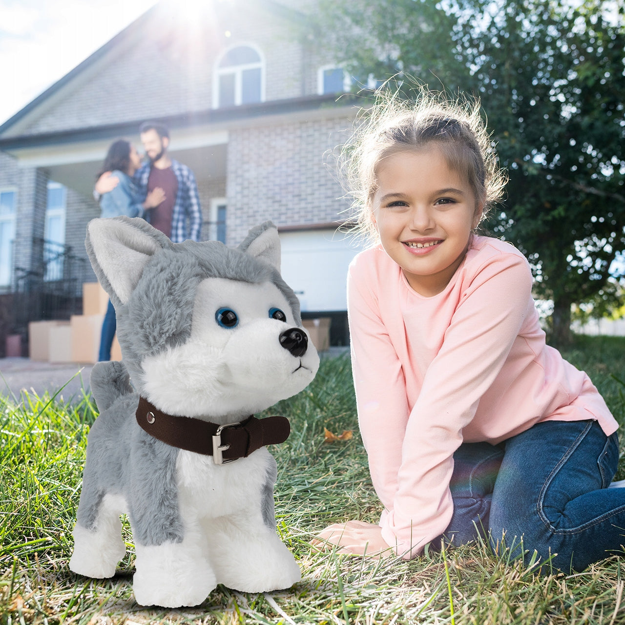 Der Welpe interagiert mit der Leine