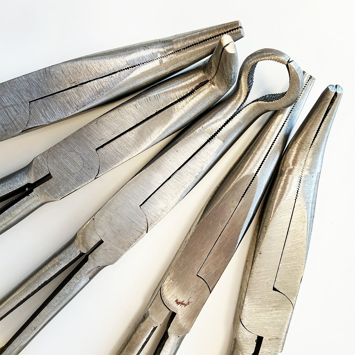 PLIERS LONG PLIERS LARGE BENT STRAIGHT ELONGATED CASE 5 PCS 280 MM Product weight with unit packaging 1.635 kg
