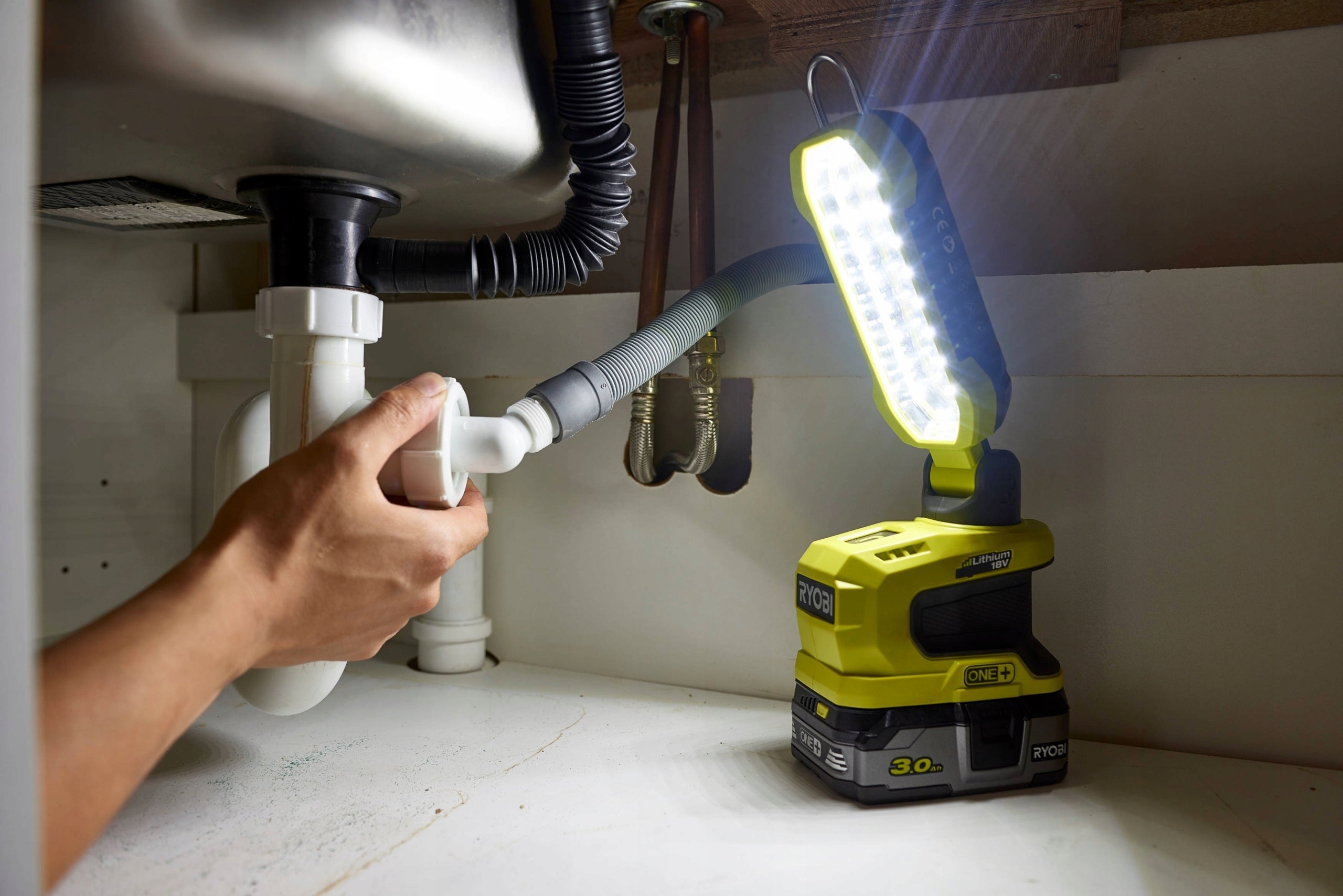 RYOBI FLASHLIGHT WORKSHOP BATTERY LAMP WITHOUT BATTERY R18ALP-0 EAN (GTIN) 4892210176165