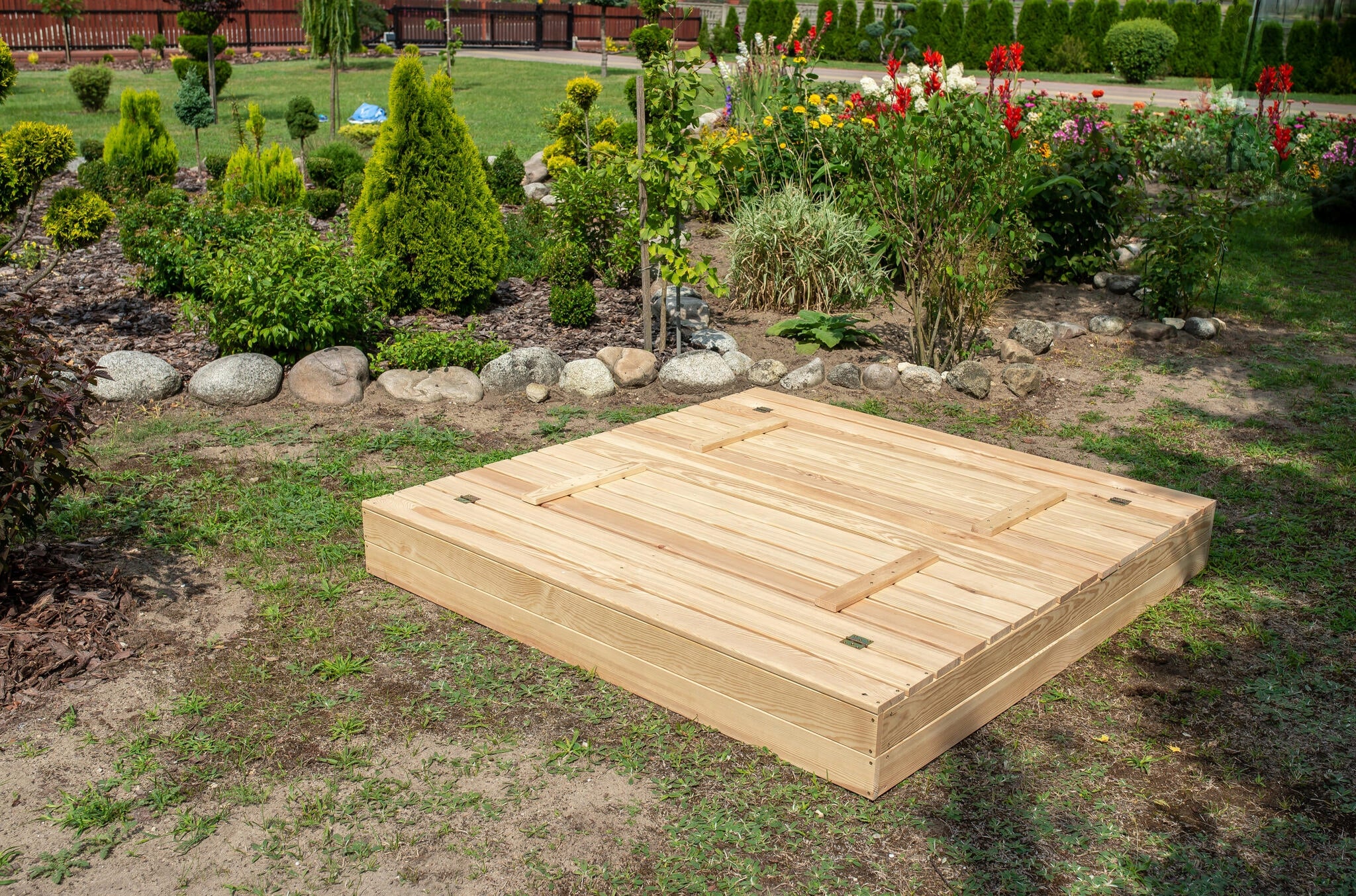 SANDBOX WITH BENCHES CLOSED WOODEN 160x160cm FROM THE MANUFACTURER FREEBIES Brand SunWood