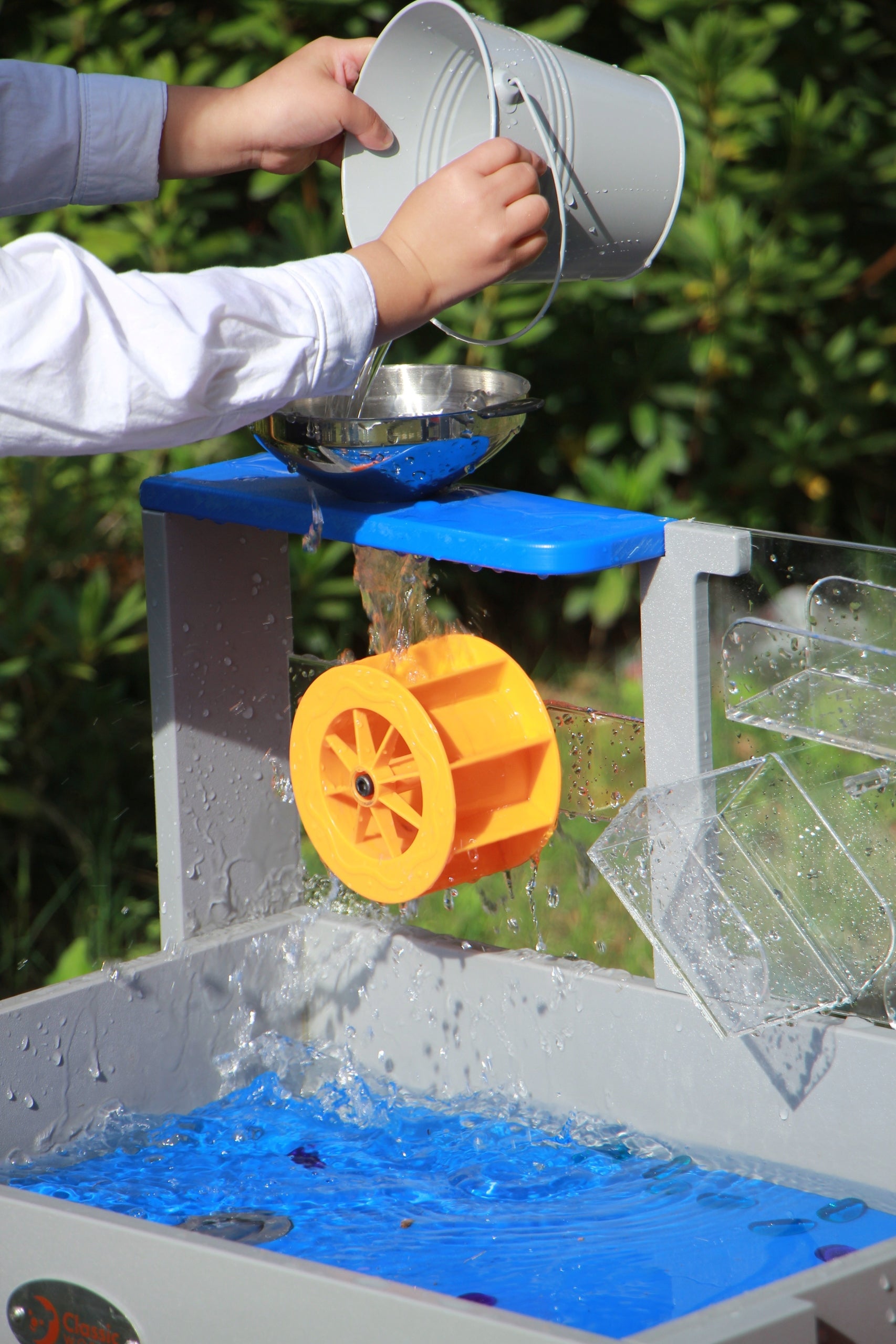 SQUARE TOYS EXPERIMENTAL SET WATER TABLE FOR SAND CLASSIC WORLD EDU Dominant material synthetic material