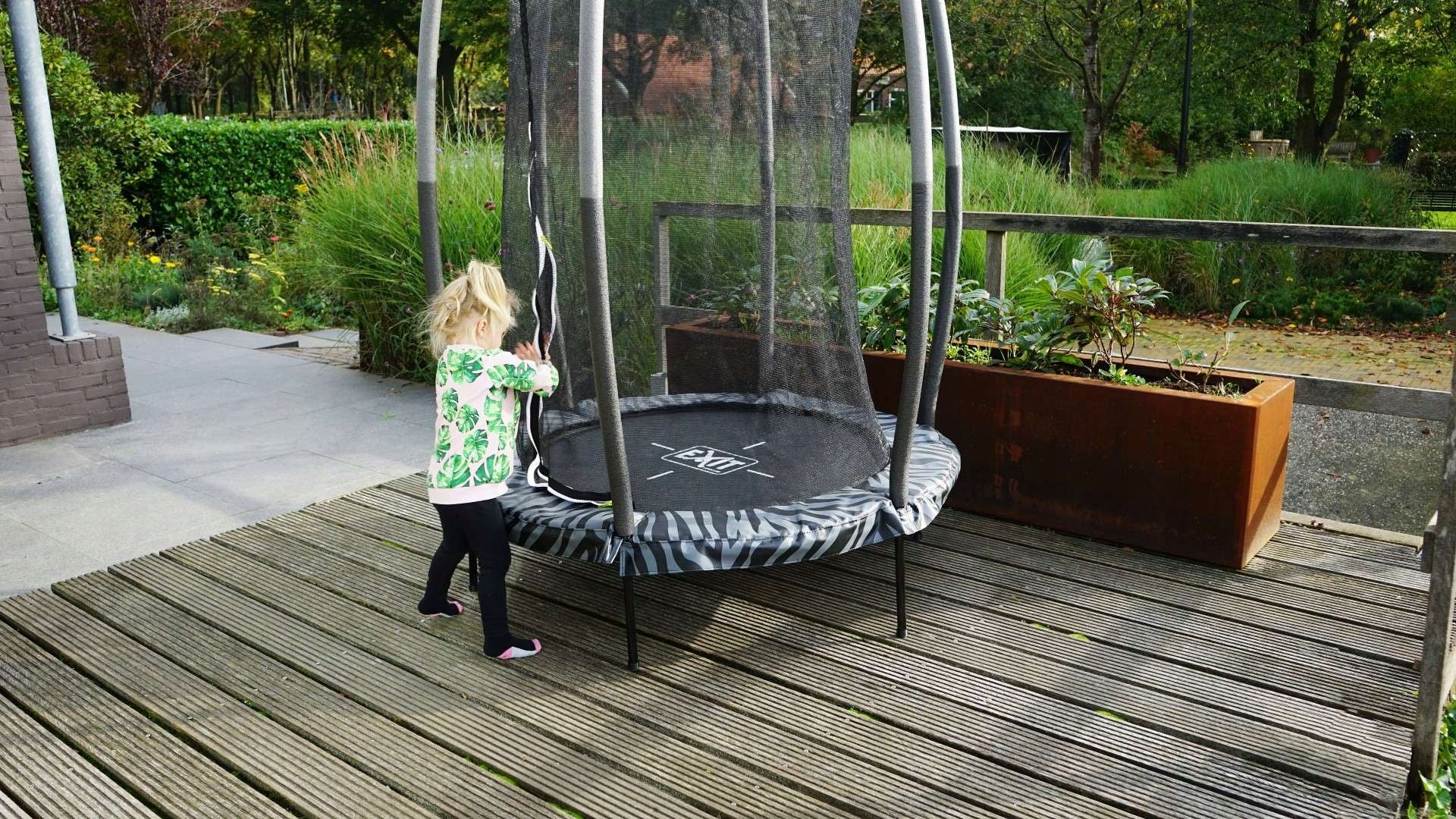 STABLE GARDEN TRAMPOLINE WITH INNER MESH ø 140 CM FOR CHILDREN Number of springs/ropes 30