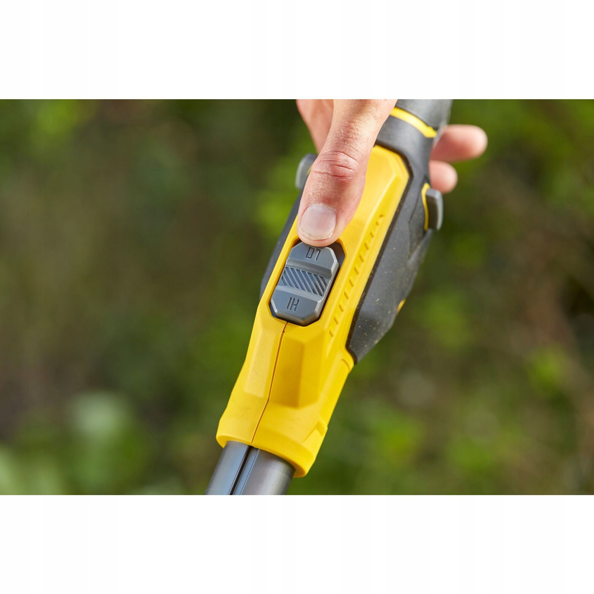 STANLEY BRUSHLESS LAWN TRIMMER 18V V20 33CM SFMCSTB933B-XJ Tool weight 2.9 kg