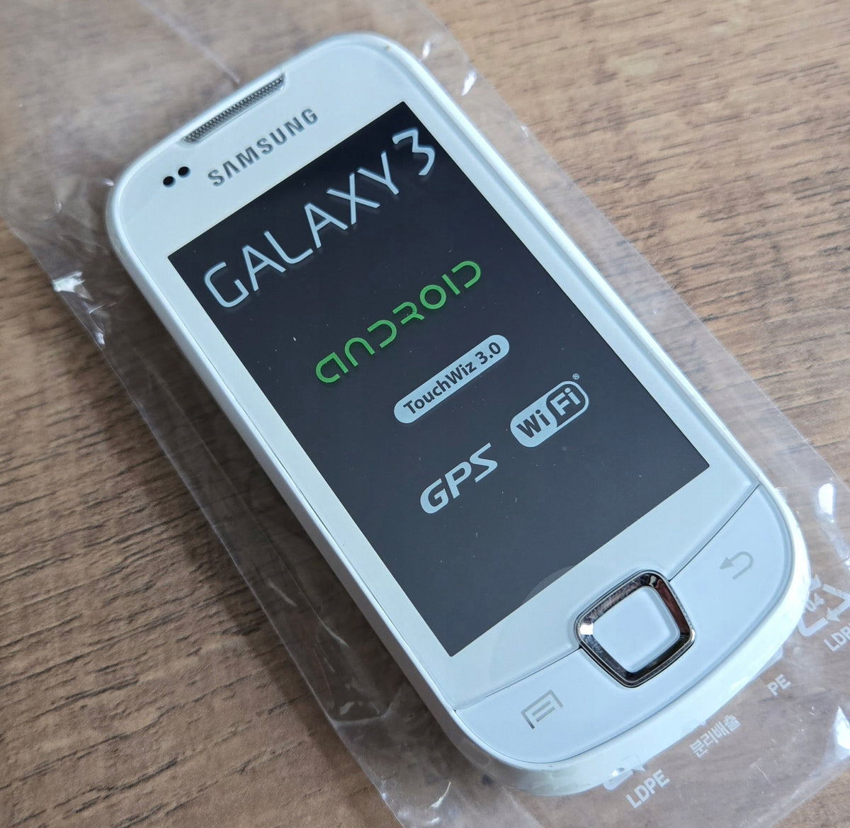 Samsung Galaxy 3 GT-i5800 White Set! NEW! UNIQUE! For the Collector! Charger included yes