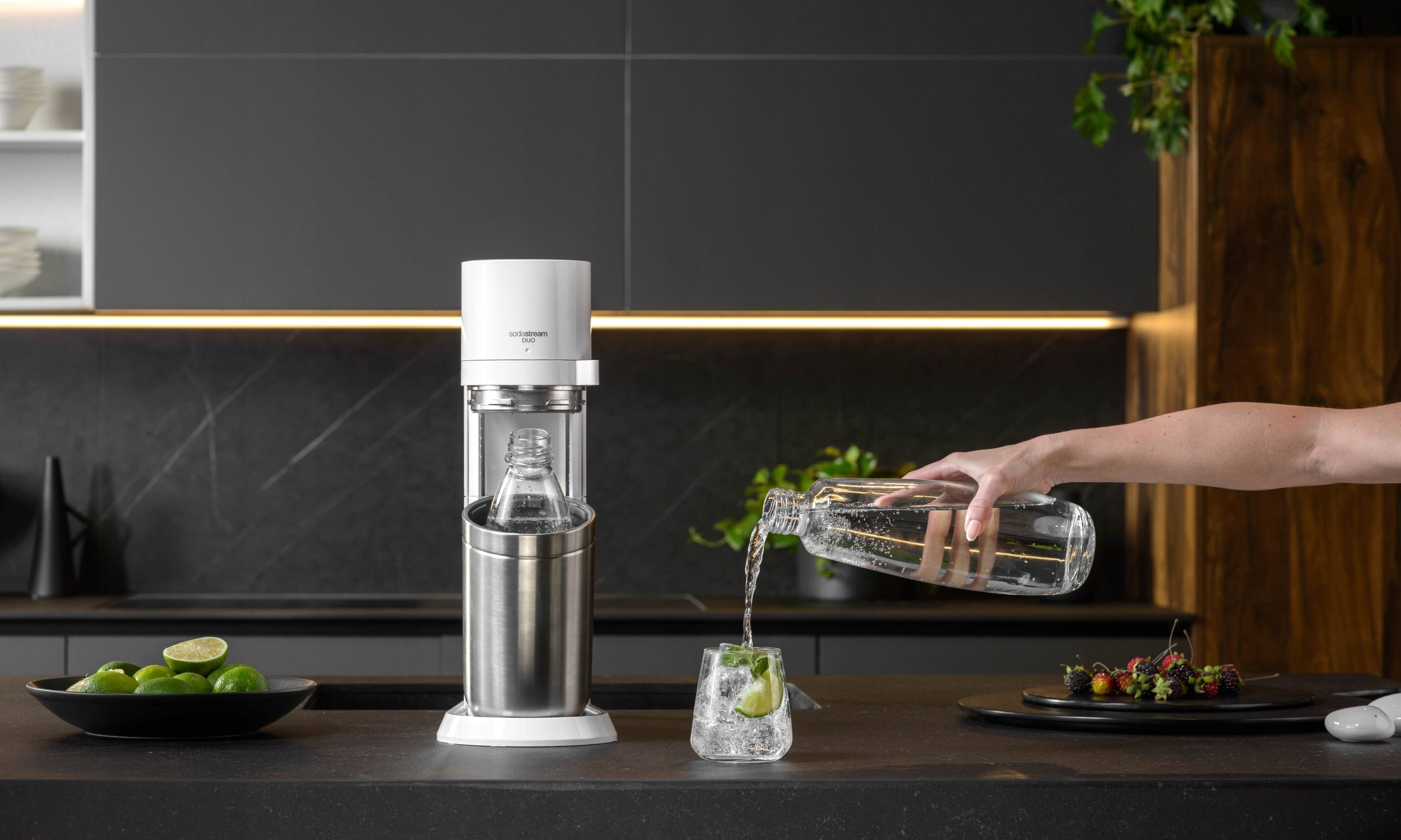 Saturator SodaStream DUO white wireless with 1 l bottle and szk carafe Manufacturer code 8719128118345