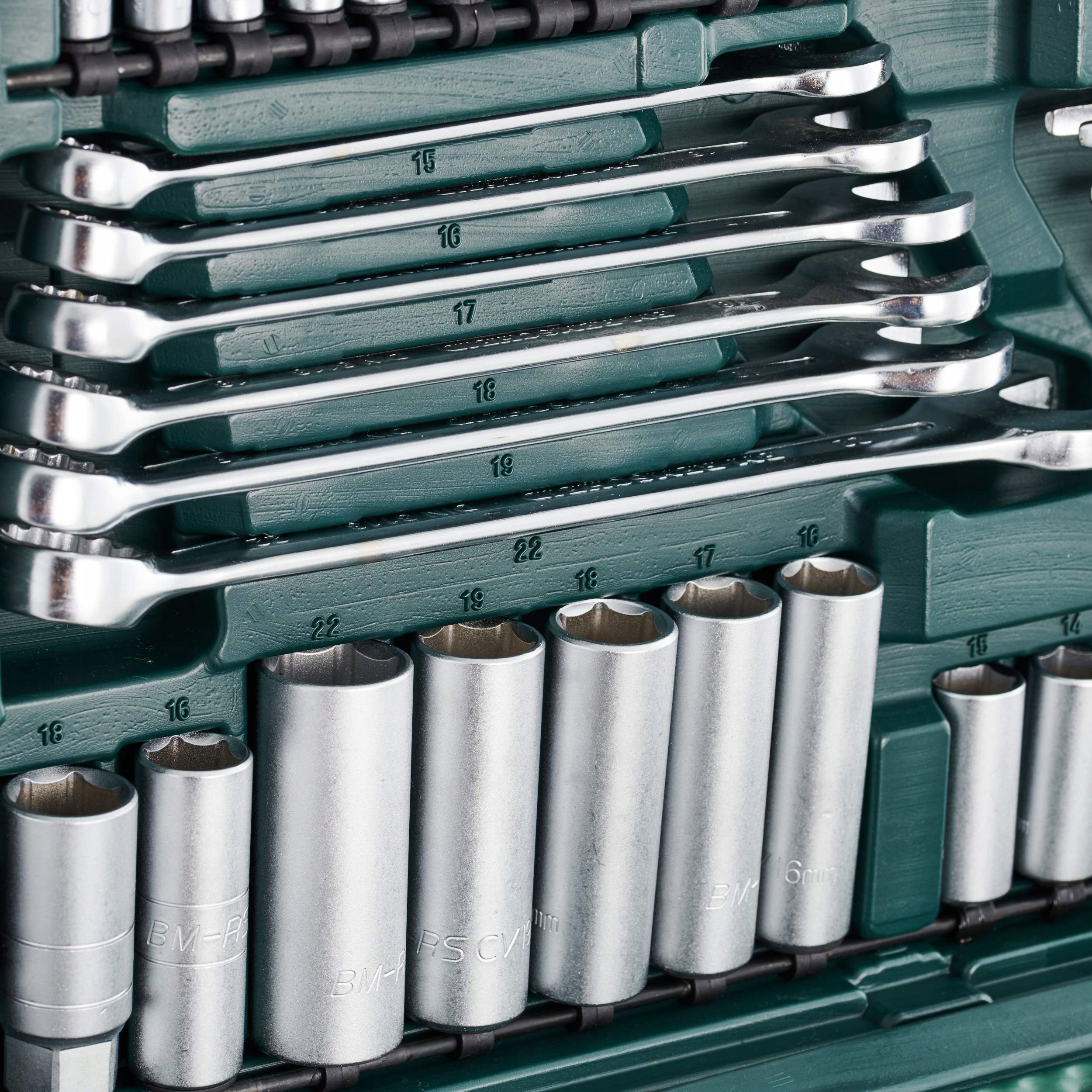 Set of socket wrenches with Ratchet in Suitcase Mannesman M98430 Product weight with unit packaging 12.14 kg