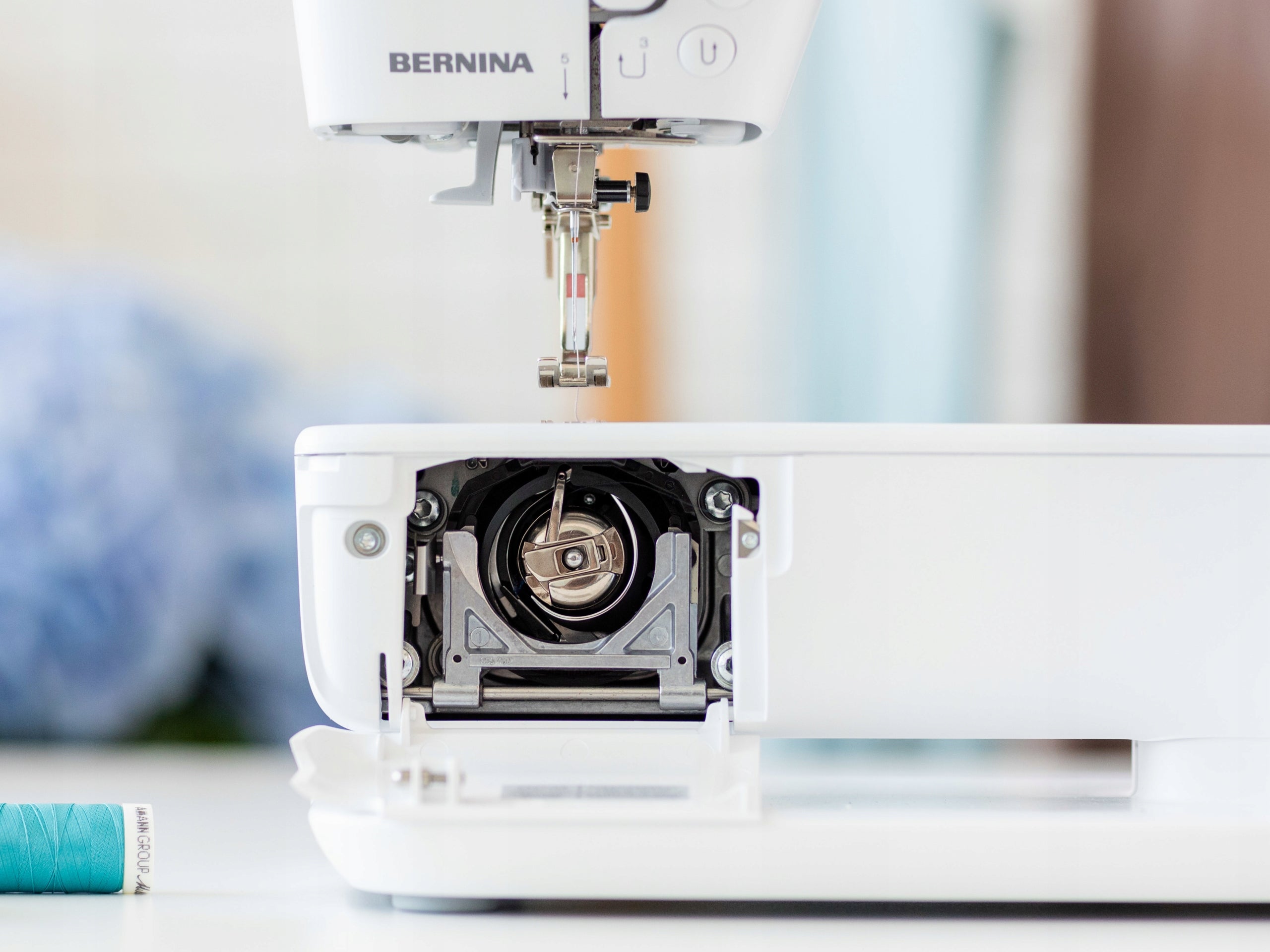 Sewing machine BERNINA B325 new generation. Strong and reliable! Hook swing