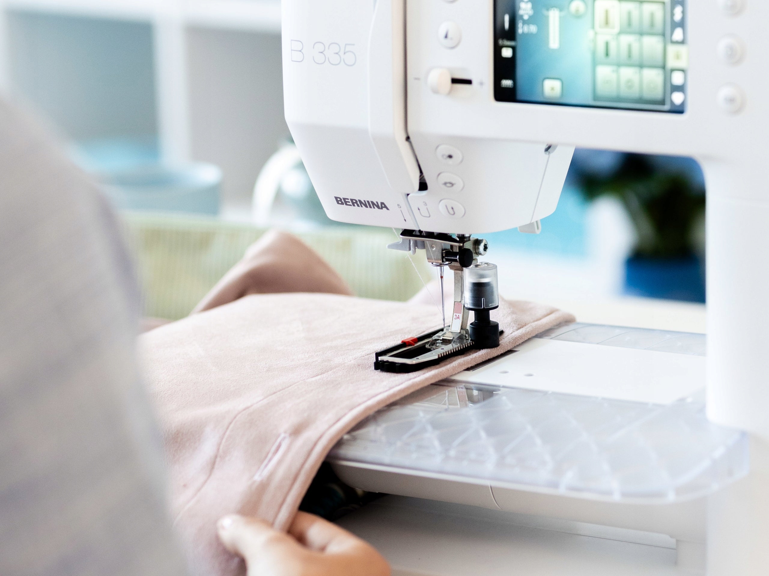 Sewing machine BERNINA B335 new generation. Extensive and reliable! Hook swing