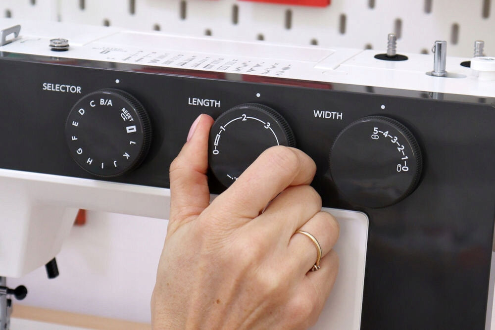 Sewing machine JANOME 1522DG Foot type for buttonhole trimming for sewing buttons for the cover-stitch for sewing invisible zippers universal