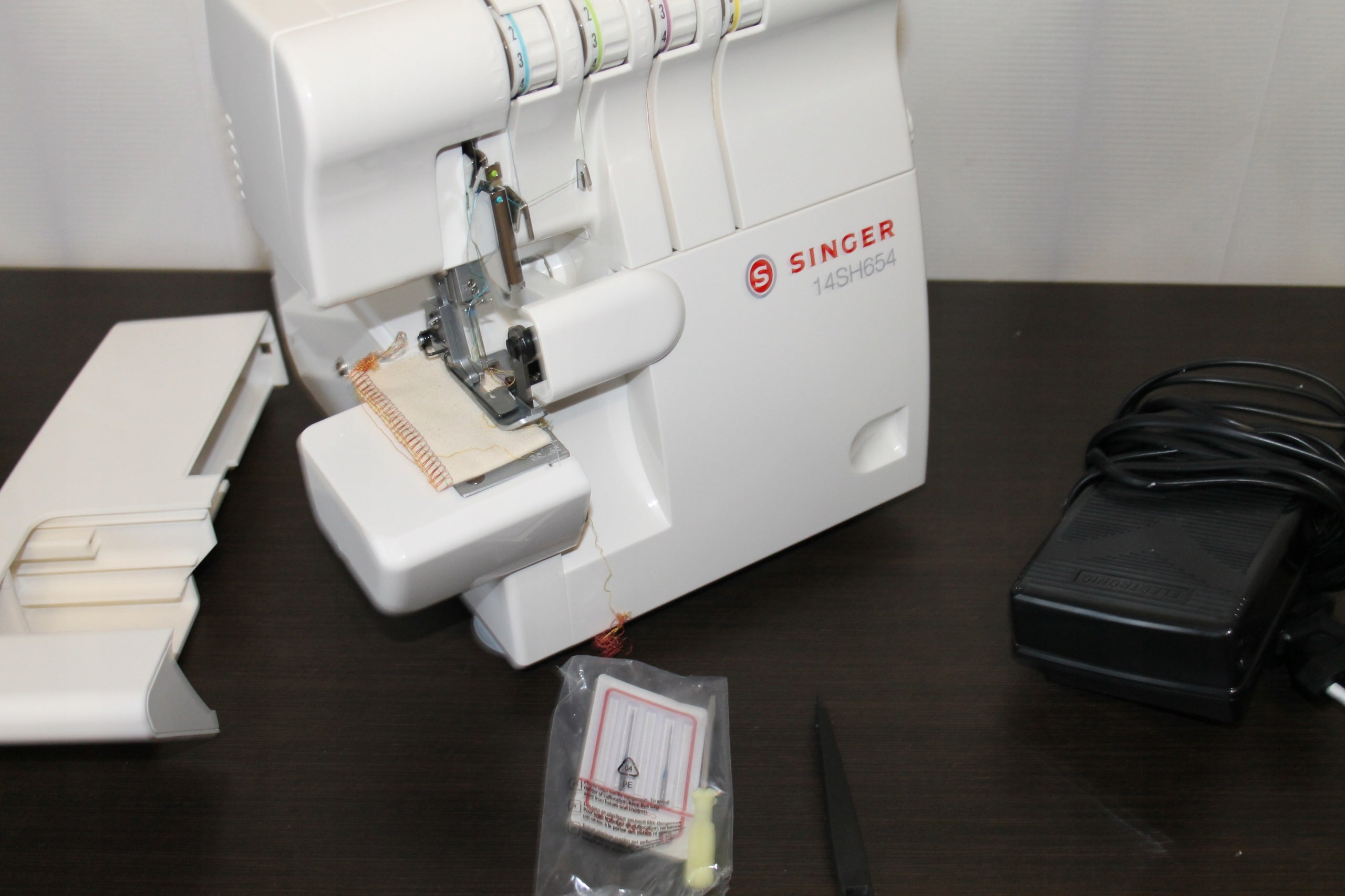 Singer 14SH654 Overlock sewing machine Sewing features hemming sewing of elastic fabrics edge finishing