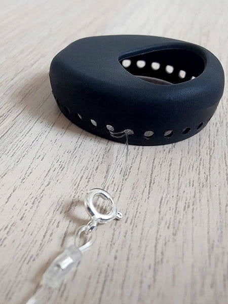 Single pendant clipped to clothes with carabiner hook and line EAN (GTIN) 5900672162356