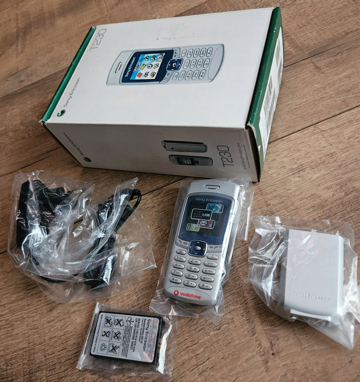 Sony Ericsson T230 Blue NEW! Original! UNIQUE! For the Collector! Charger included yes