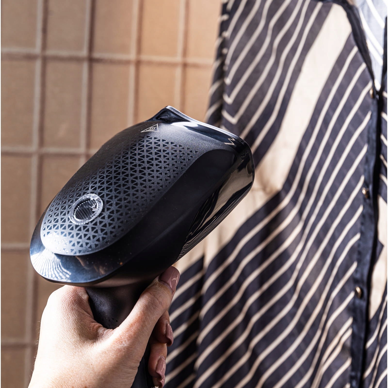 Steam iron IRONING STEAMER in Fabric Vertical STEAMER 1500 W Power 1500 W