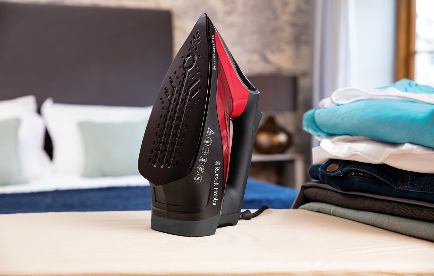 Steam iron Russell Hobbs One Temperature 25090-56 2600 W multicolor Foot type ceramic
