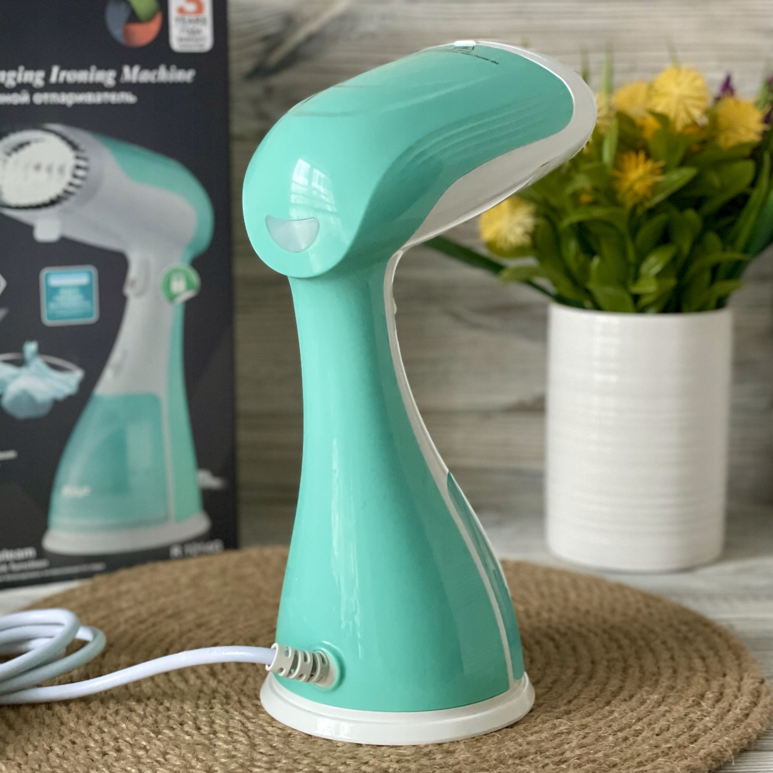 Steamer Hand Steamer for Fabric Clothes GREEN Light Dominant color green