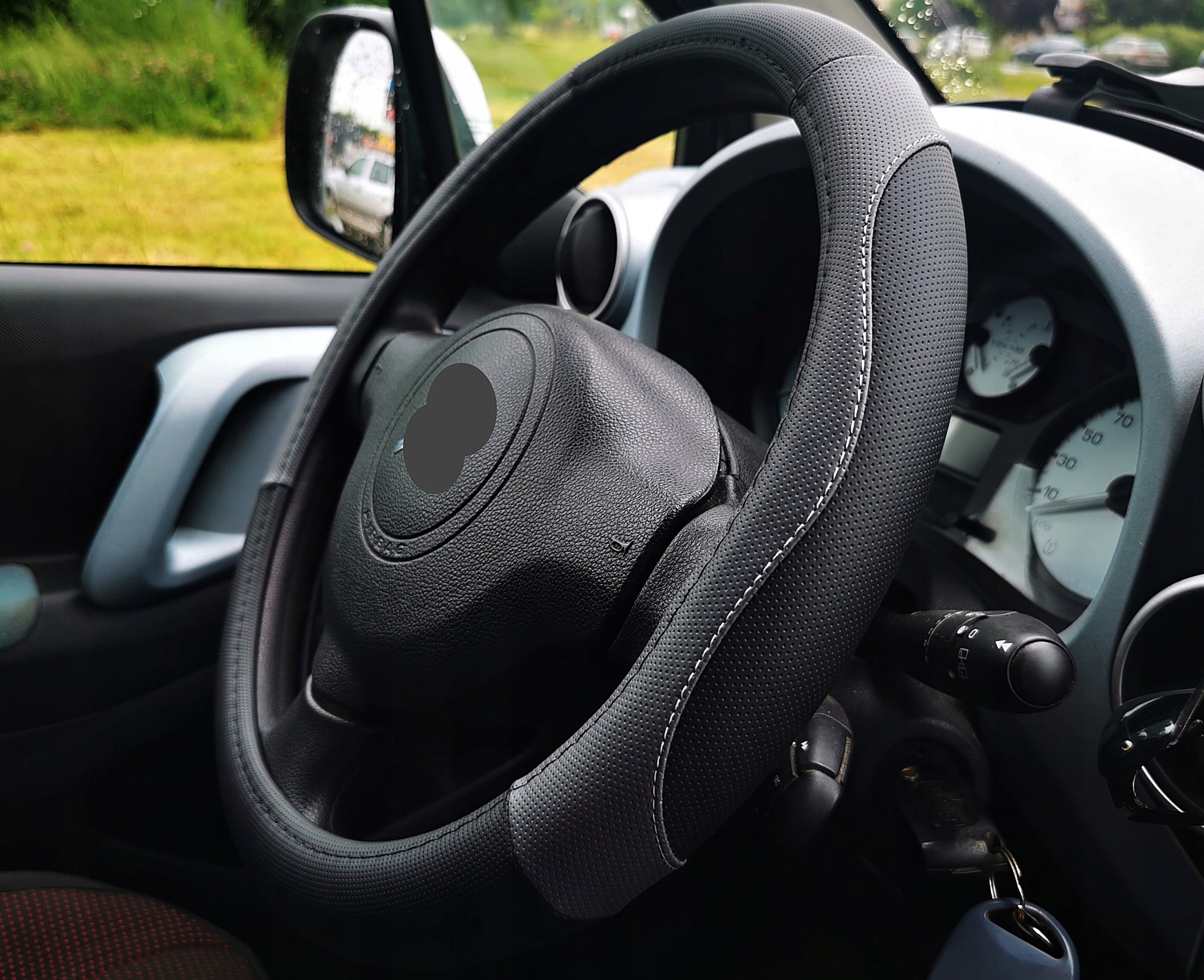 Steering wheel cover black grey 37-39 cm. perforated leather Exclusive Manufacturer's catalog number Nakładka Etui Obszycie