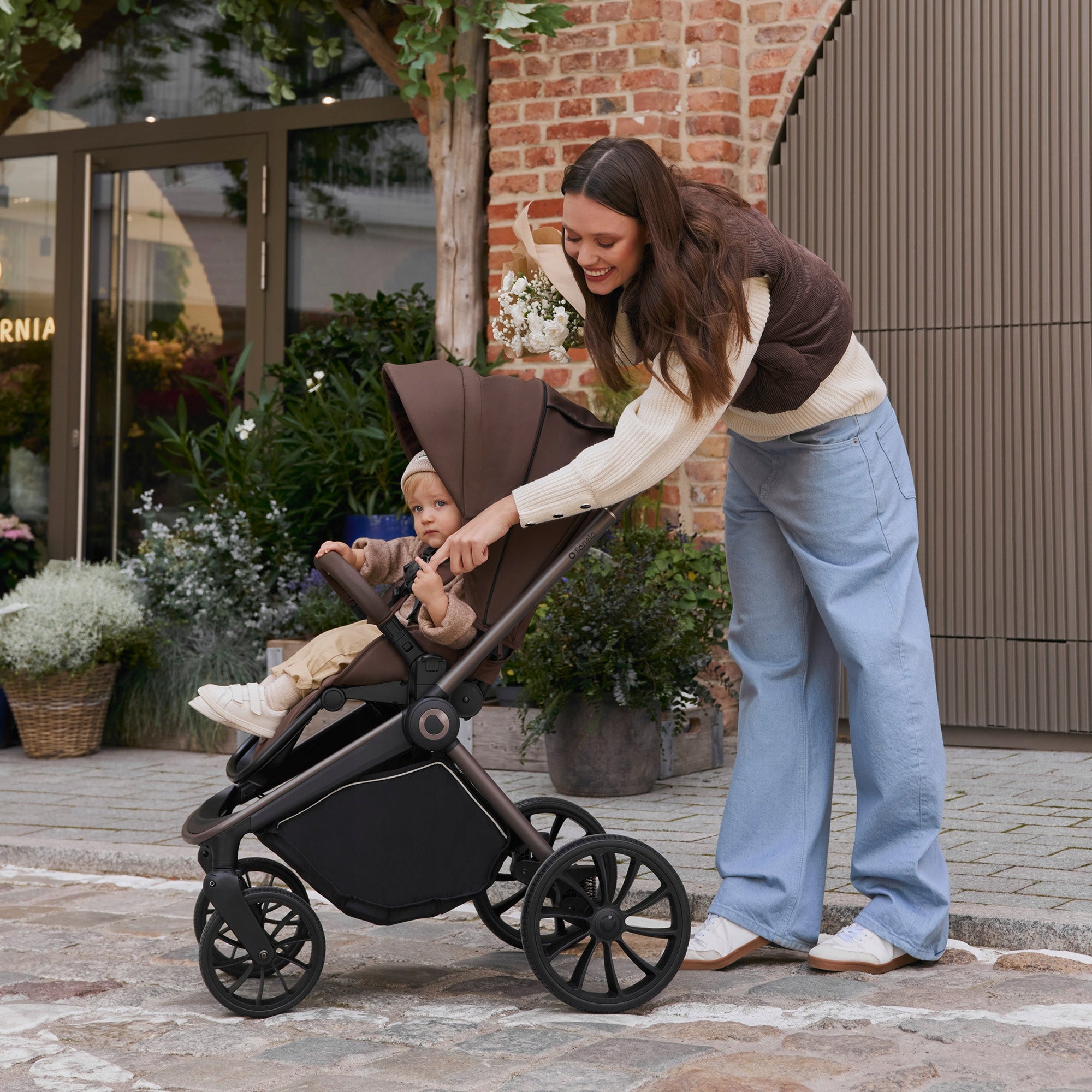 Stroller stroller LARGE WHEELS booth XXL up to 22 kg Lionelo Mika Plus Manufacturer code amortyzacja, filtr UPF 50+, zwrotna, składana