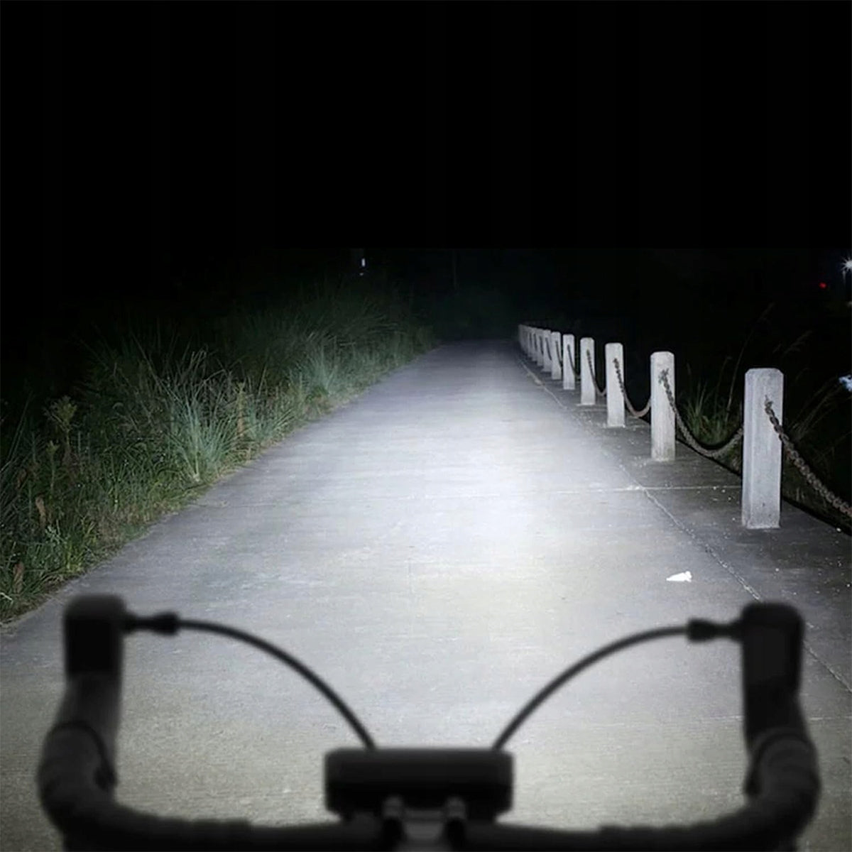 Strong Bicycle Light Front Lamp Flashlight Light 3 x LED 900lm NEW Power supply rechargeable battery