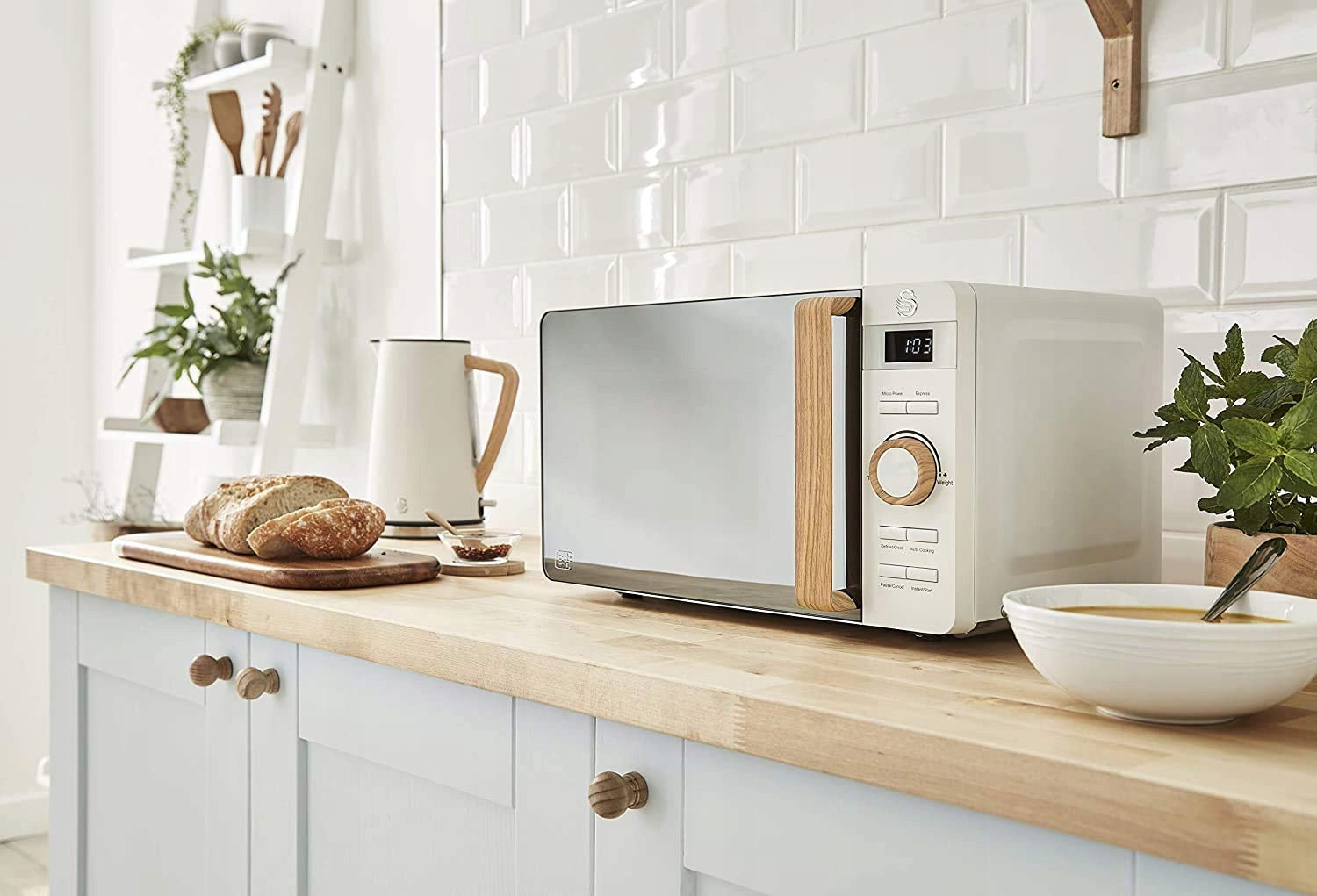 Swan Nordic microwave oven 20l 800W timer defrosting matte Model SM22036WHTNEU