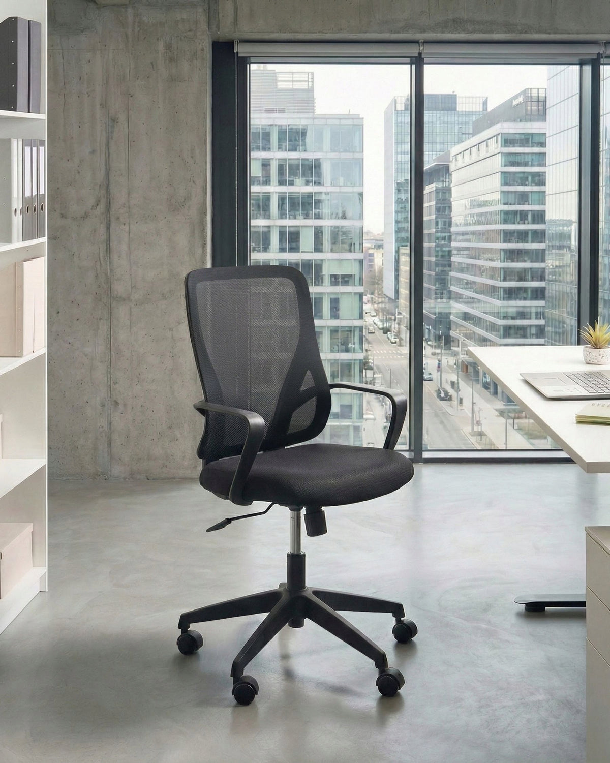 Swivel office chair on wheels black Packaging status original