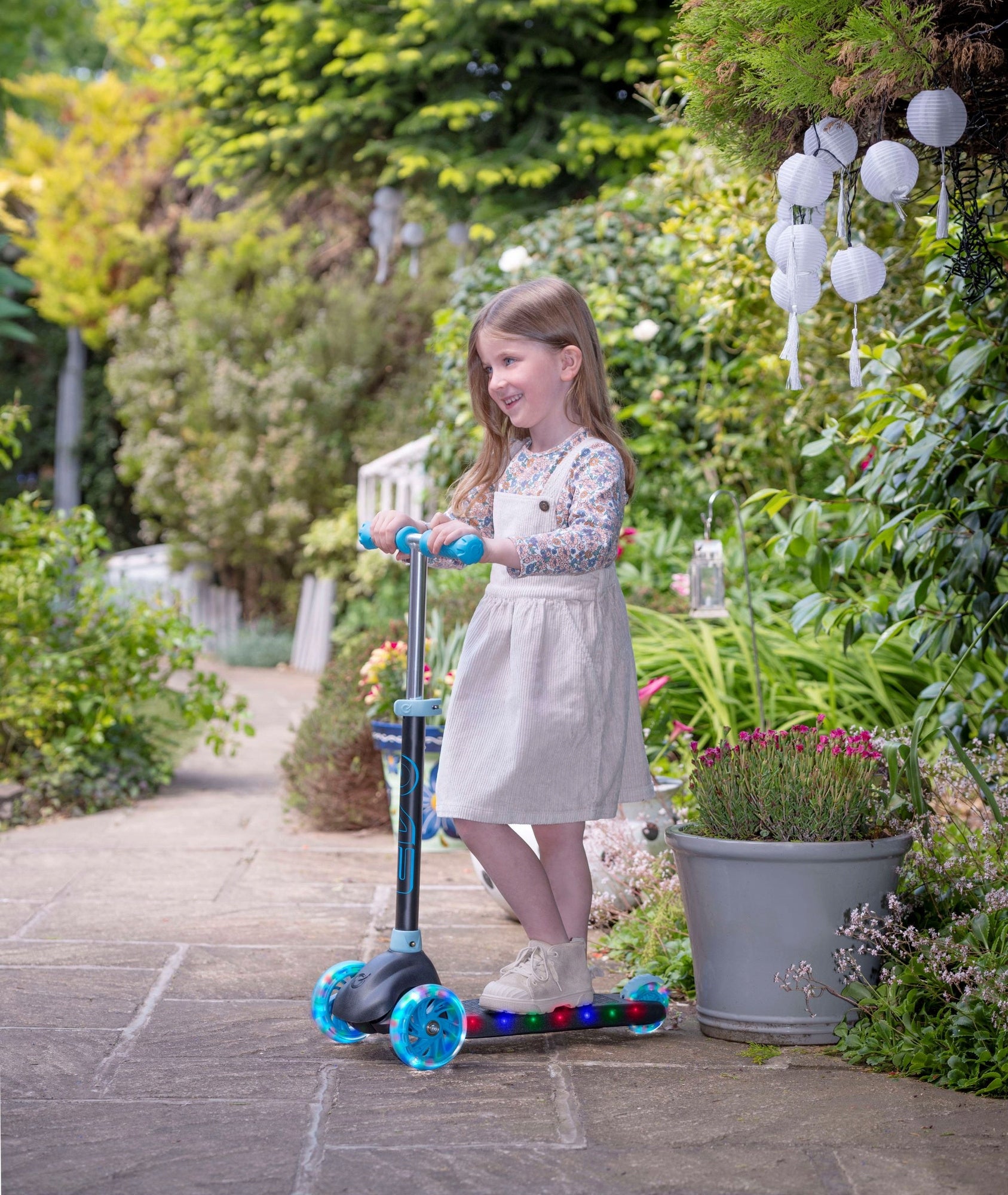 THREE-WHEELED SCOOTER PINK GLOWING WHEELS PLATFORM ADJUSTABLE FOR CHILDREN EVO Manufacturer code 1438026